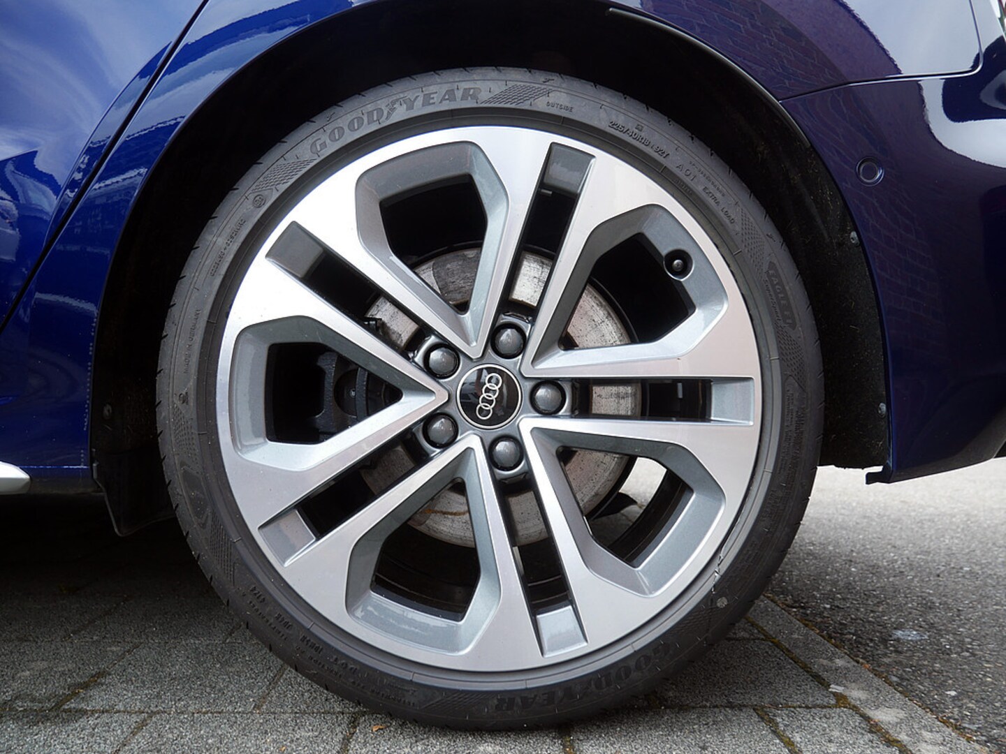 Bild über Audi S3 Sportback TFSI quattro S tronic - für weitere Informationen kontaktieren Sie den Audi Partner