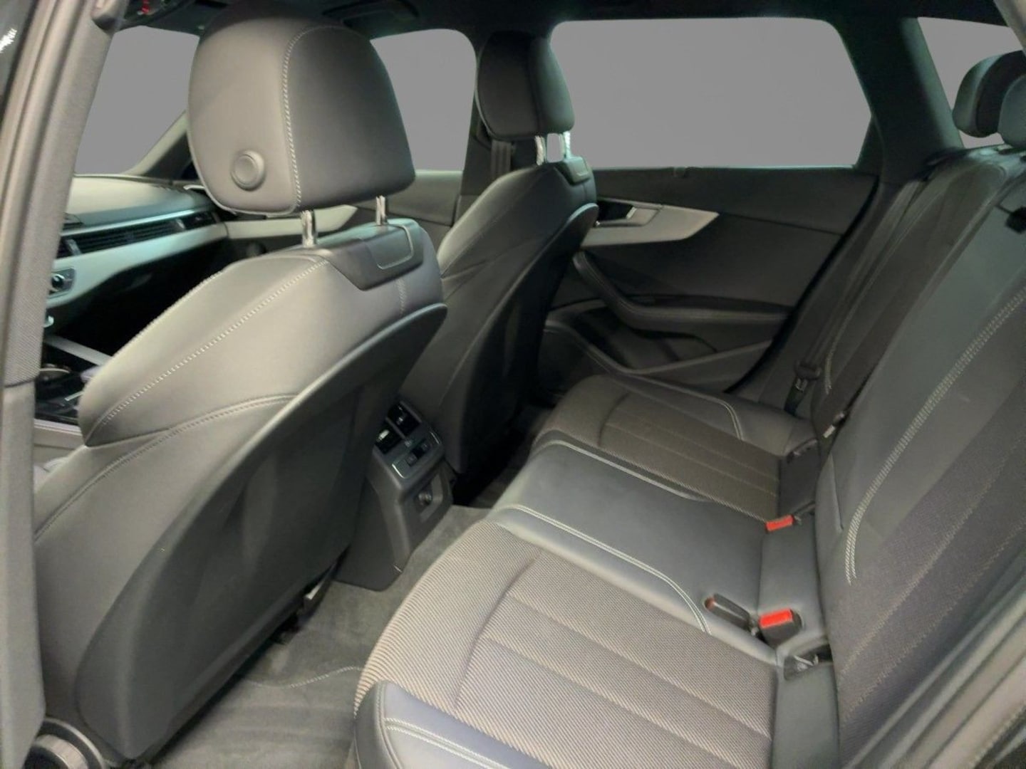Bild über Audi A4 Avant S line 40 TFSI S tronic - für weitere Informationen kontaktieren Sie den Audi Partner