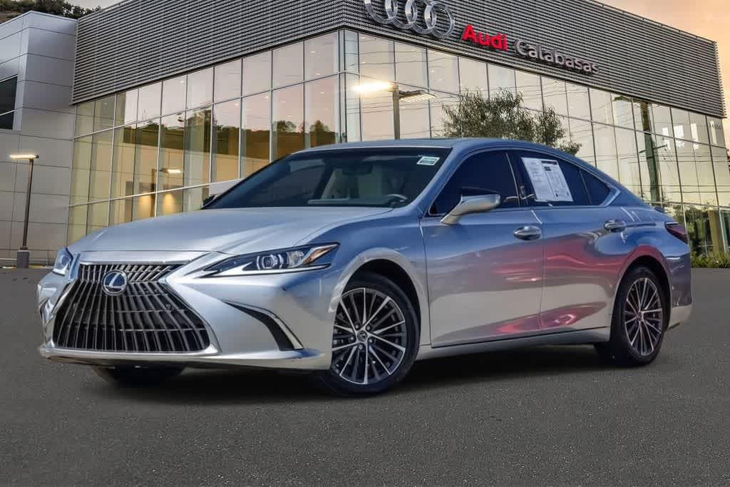 2025 Lexus ES 300h 300h's photo