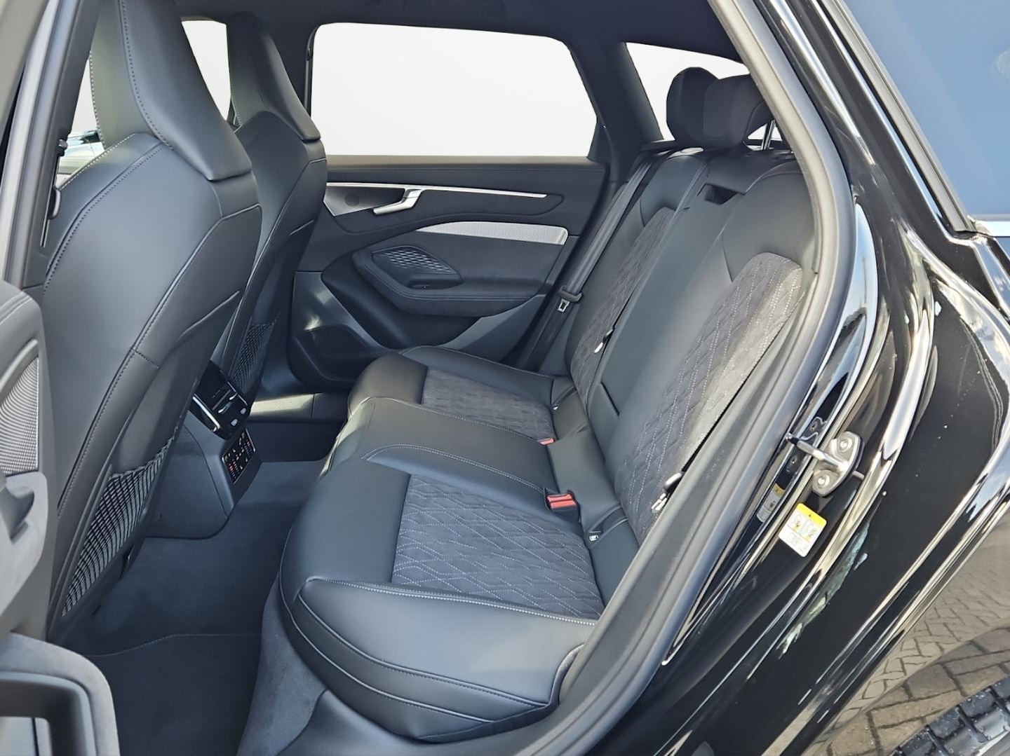 Bild über Audi A6 Avant TDI quattro 220 kW S tronic - für weitere Informationen kontaktieren Sie den Audi Partner