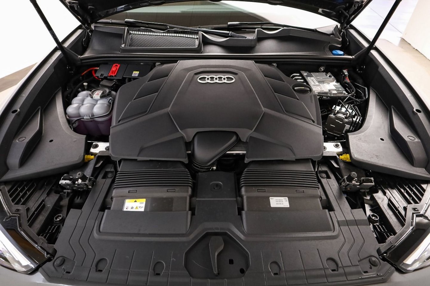 Bild über Audi Q8 SUV TFSI quattro 250 kW tiptronic - für weitere Informationen kontaktieren Sie den Audi Partner