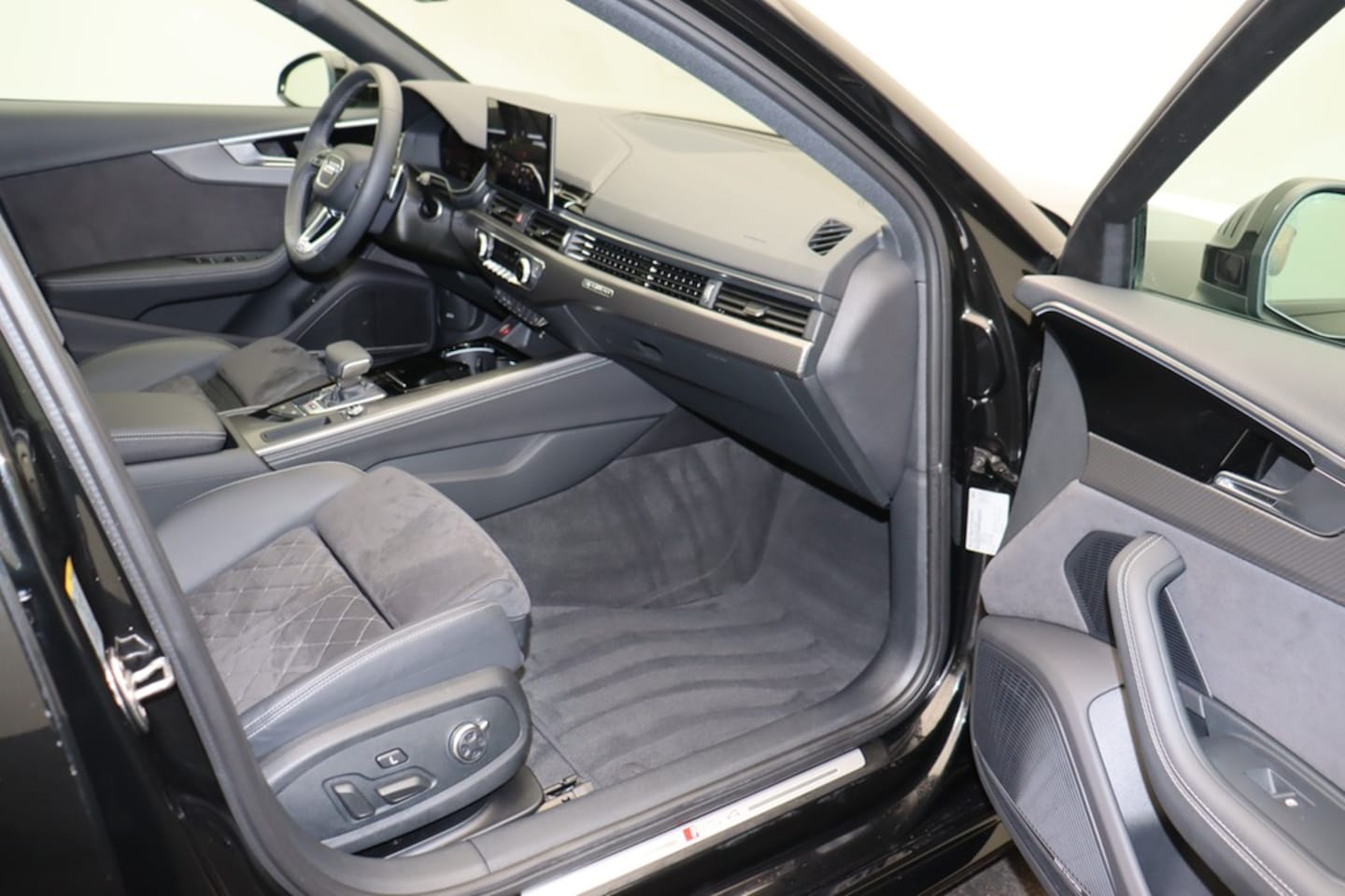 Bild über Audi RS 4 Avant TFSI quattro tiptronic - für weitere Informationen kontaktieren Sie den Audi Partner