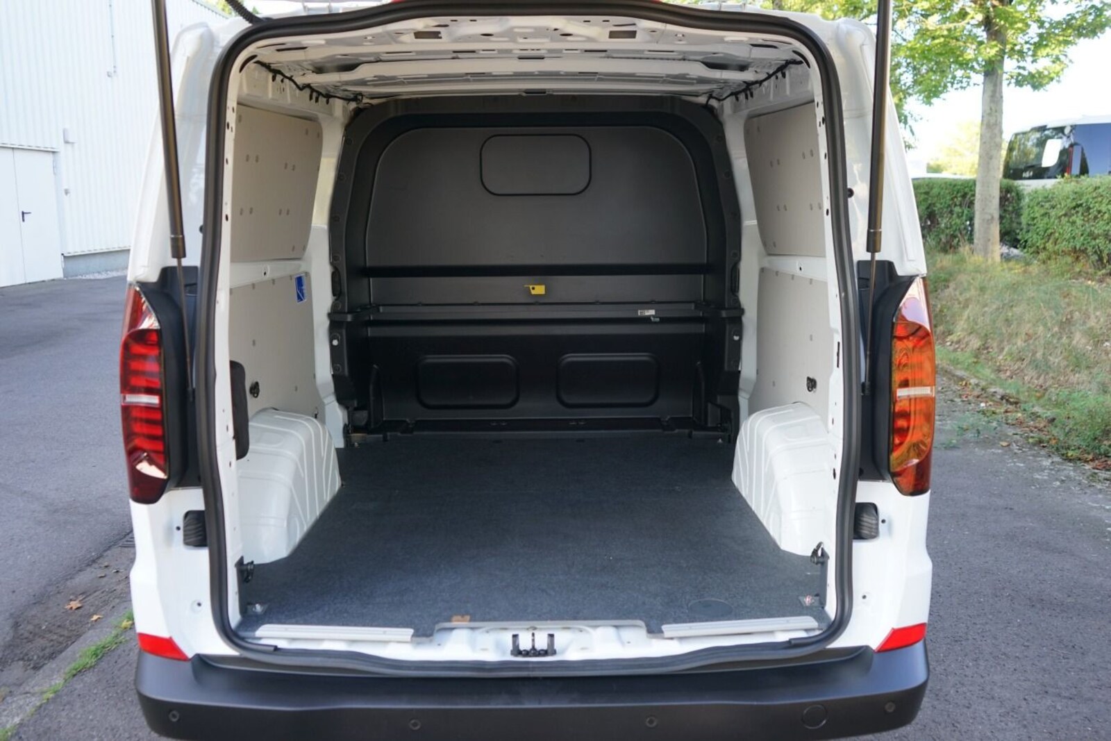 Volkswagen Transporter Kasten langer Radstand – Bild 5