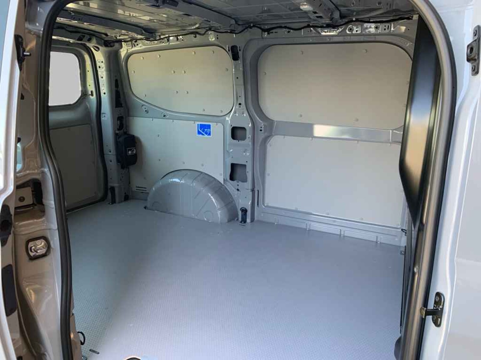 Volkswagen Transporter Kasten kurzer Radstand – Bild 12
