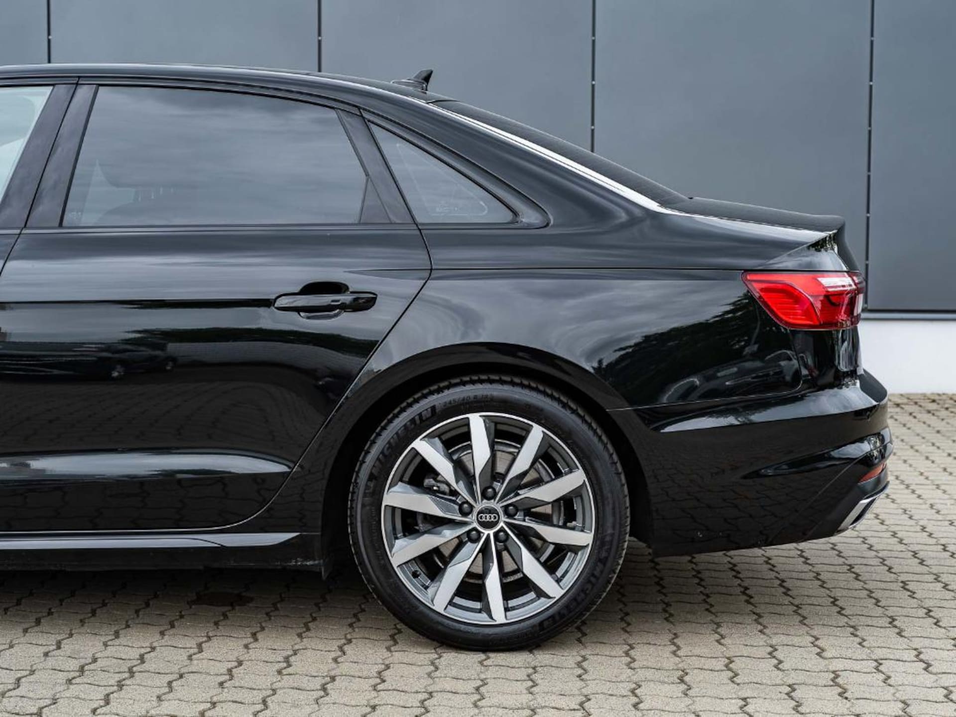 Audi A4 Limousine S line