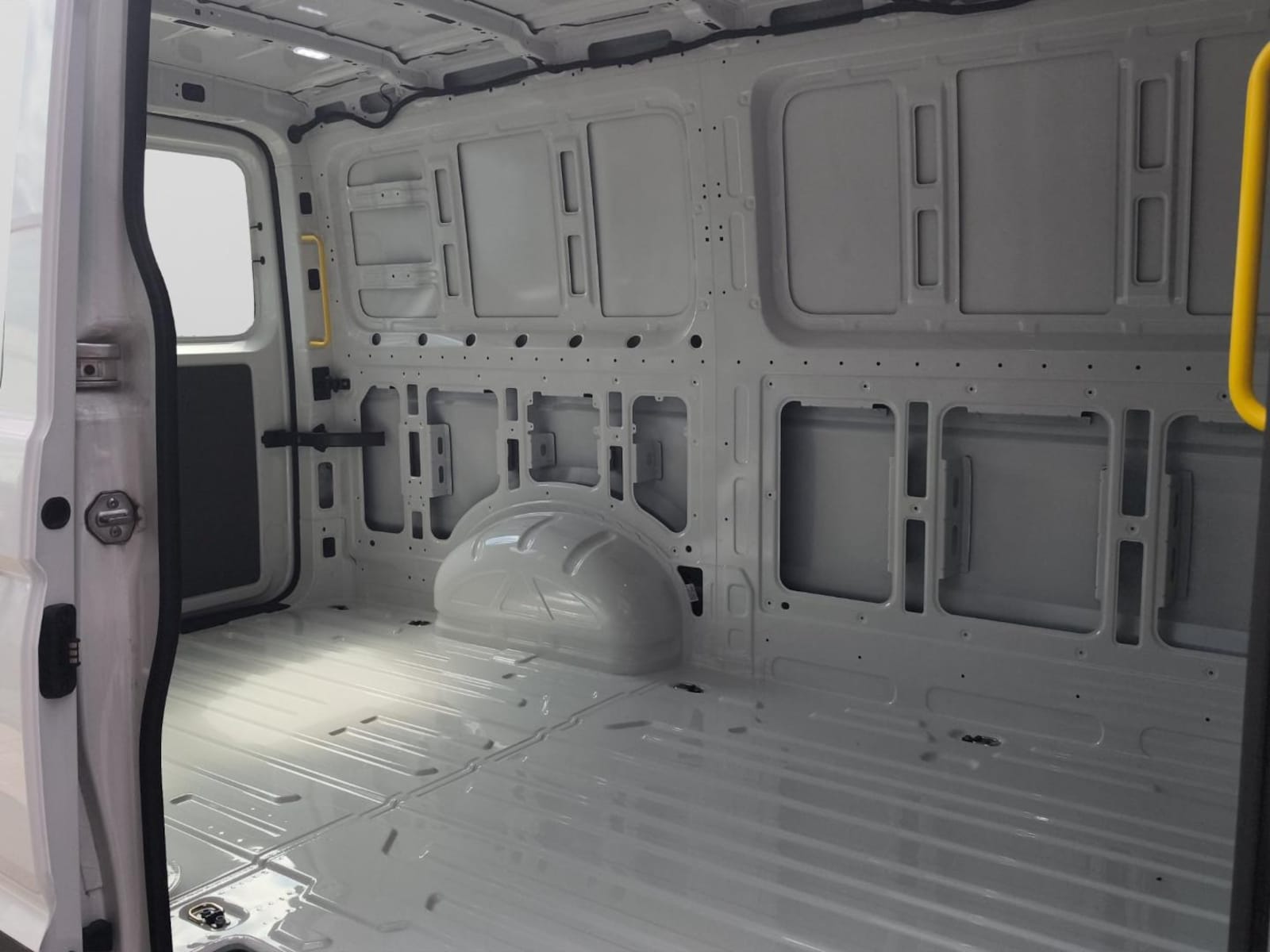 Volkswagen Crafter Kasten mittlerer Radstand – Bild 14
