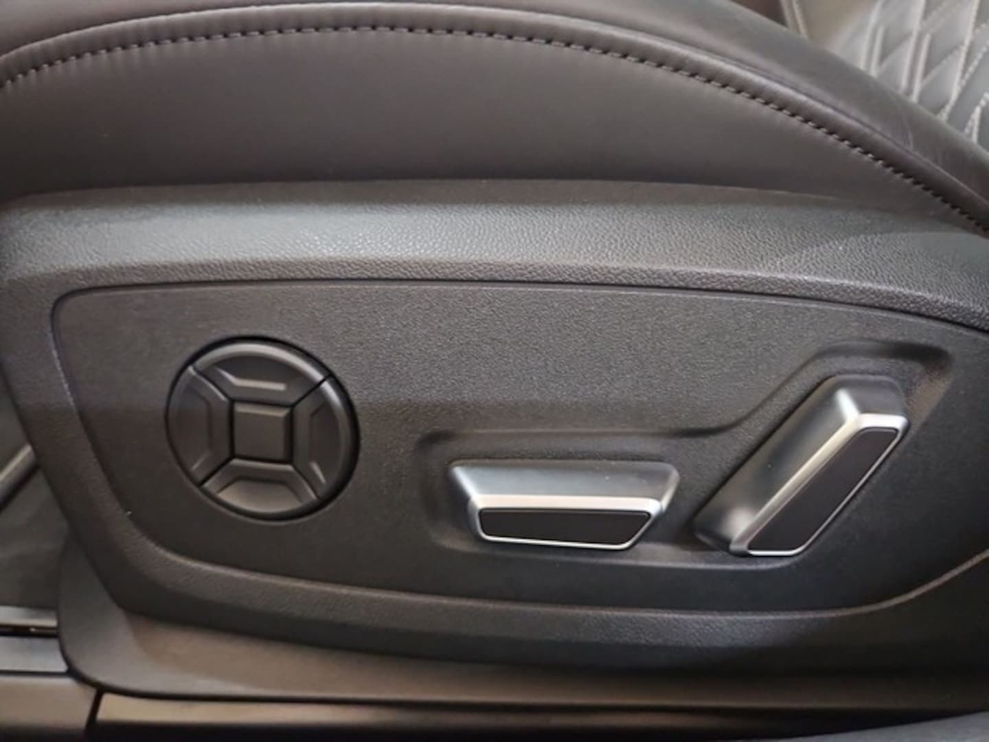 Bild über Audi S6 Avant TDI quattro tiptronic - für weitere Informationen kontaktieren Sie den Audi Partner
