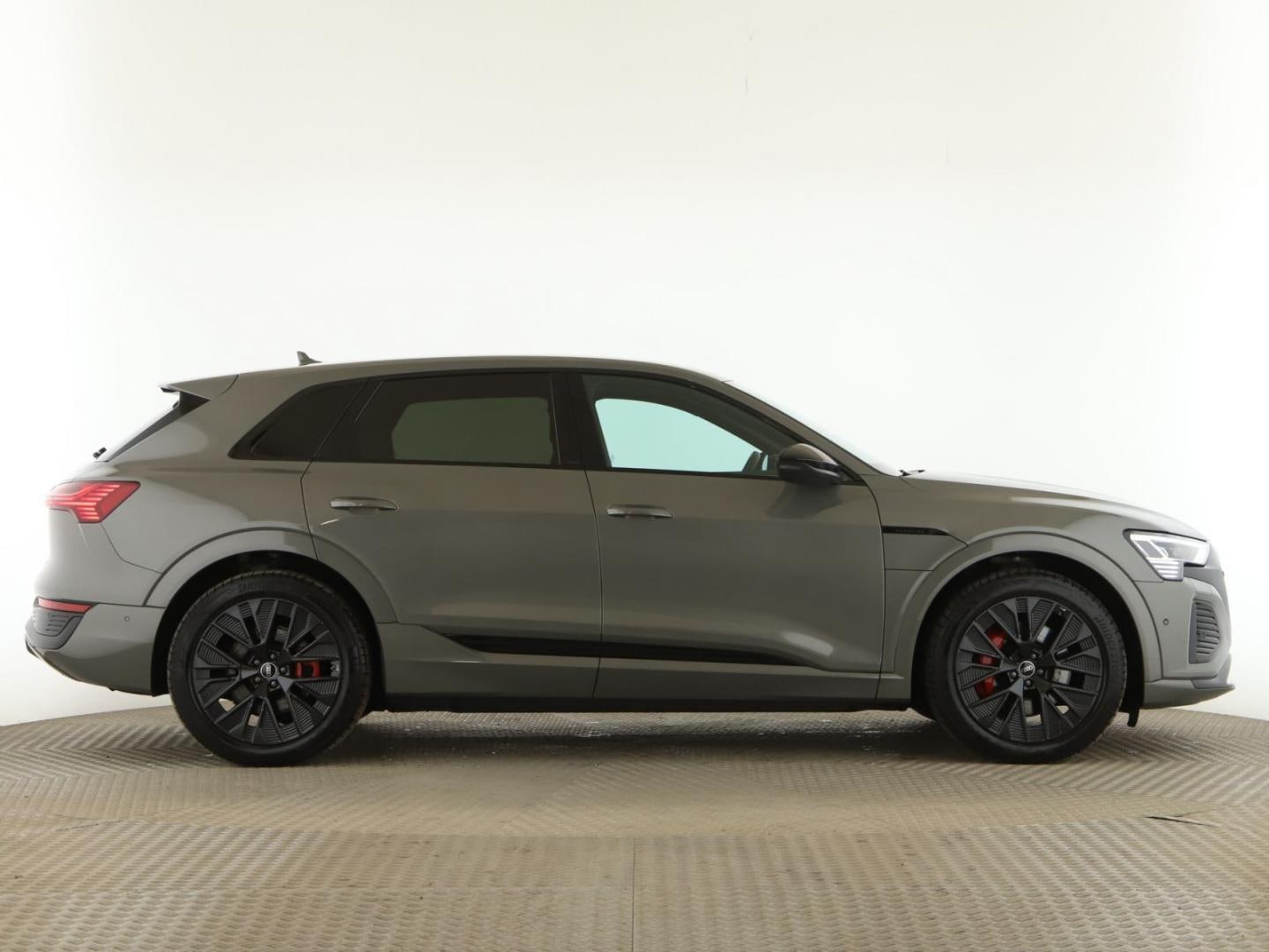 Bild über Audi Q8 e-tron S line 55 e-tron quattro - für weitere Informationen kontaktieren Sie den Audi Partner