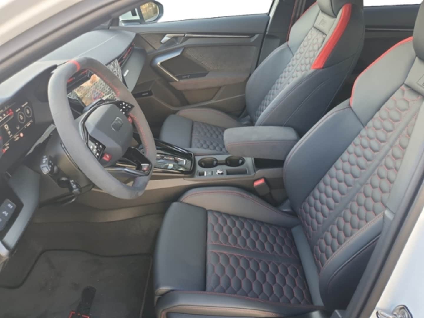 Bild über Audi RS 3 Limousine TFSI quattro S tronic - für weitere Informationen kontaktieren Sie den Audi Partner