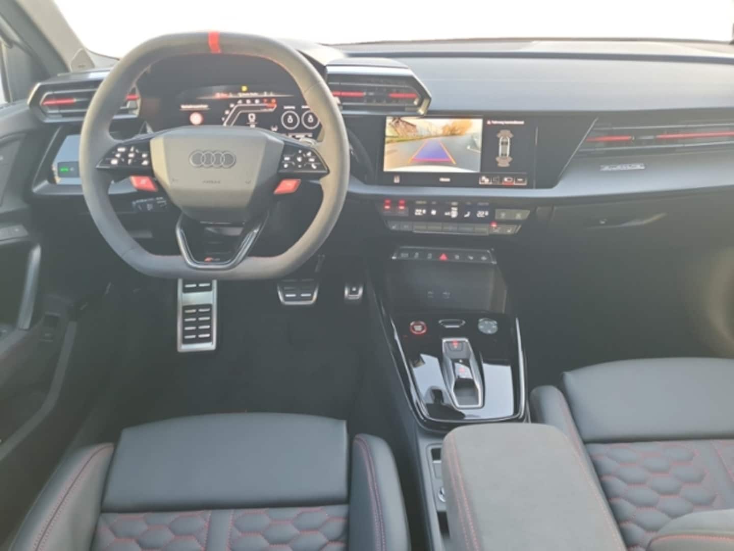 Bild über Audi RS 3 Limousine TFSI quattro S tronic - für weitere Informationen kontaktieren Sie den Audi Partner
