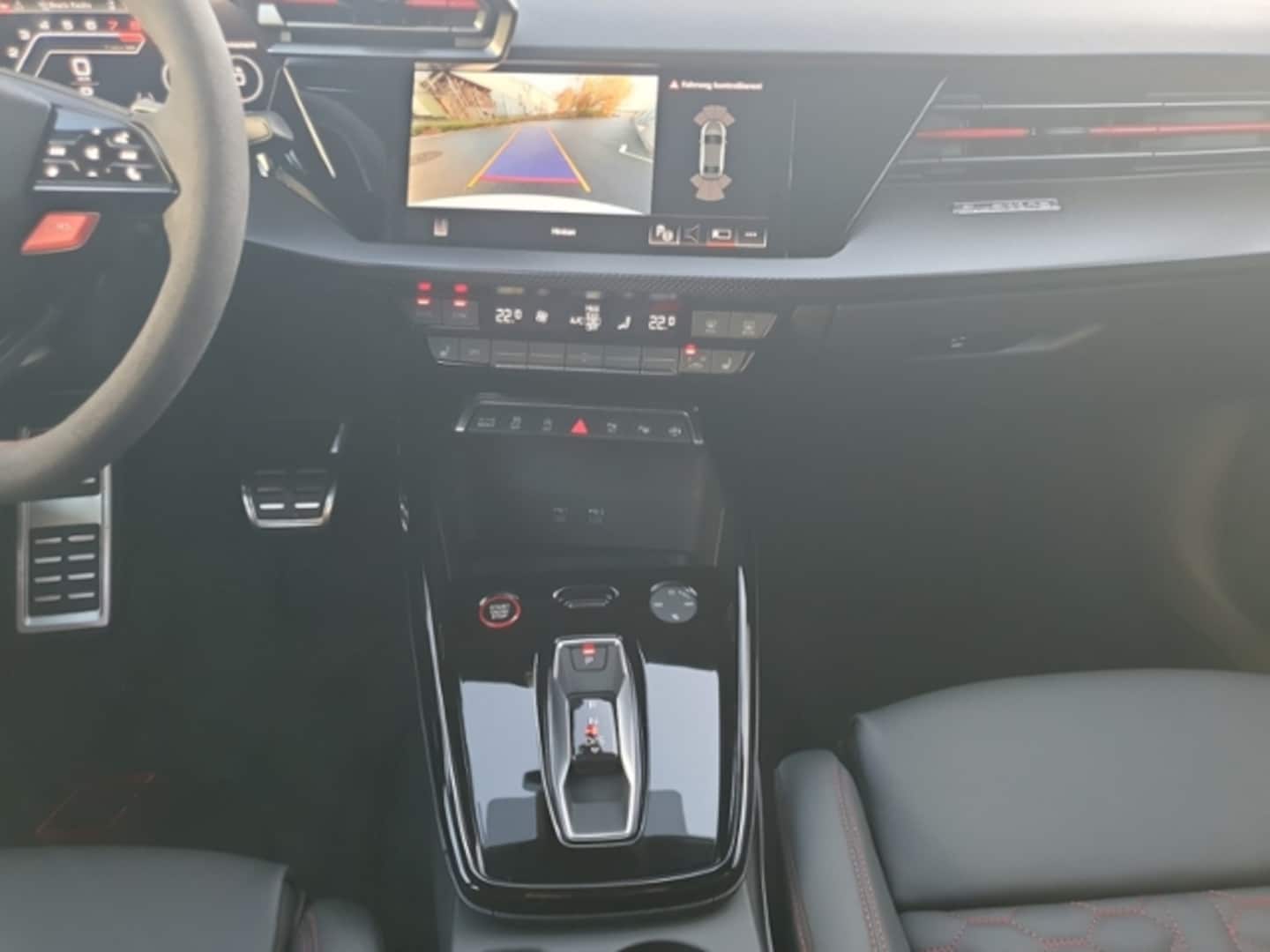 Bild über Audi RS 3 Limousine TFSI quattro S tronic - für weitere Informationen kontaktieren Sie den Audi Partner
