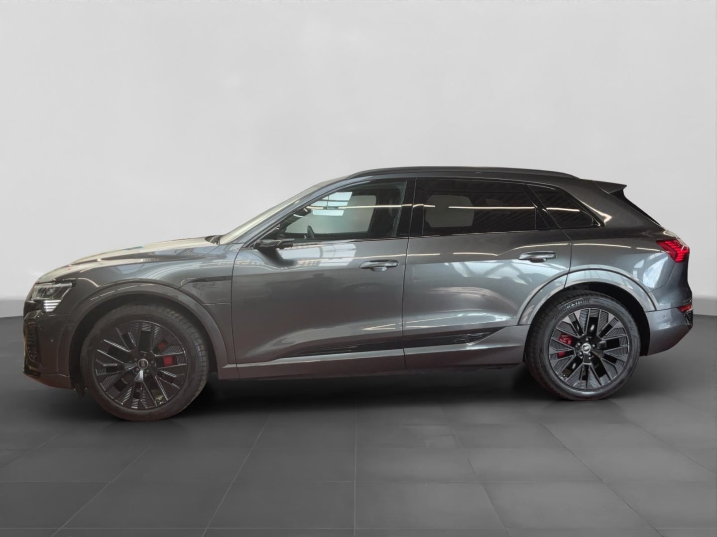 Bild über Audi Q8 e-tron S line 55 e-tron quattro - für weitere Informationen kontaktieren Sie den Audi Partner