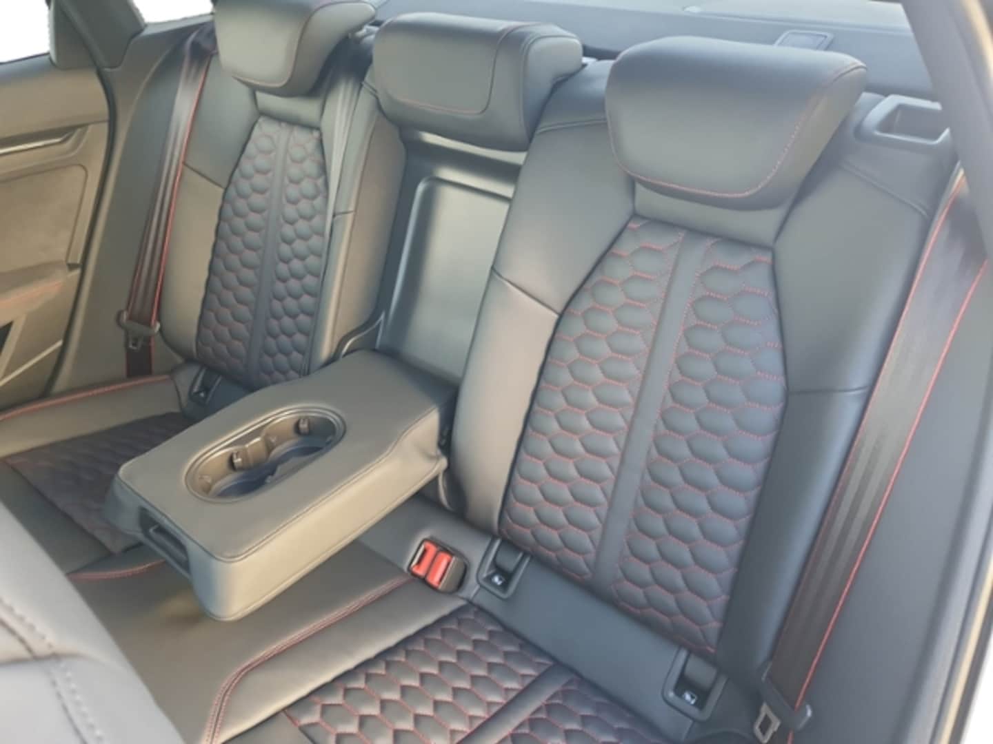 Bild über Audi RS 3 Limousine TFSI quattro S tronic - für weitere Informationen kontaktieren Sie den Audi Partner