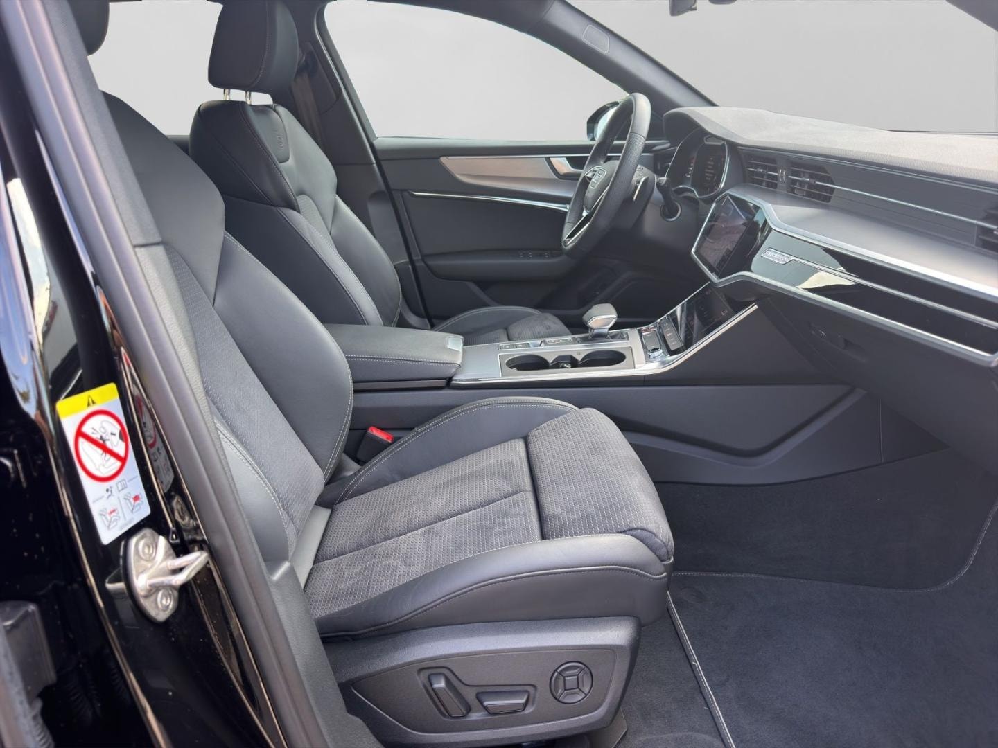 Bild über Audi S6 Avant TDI quattro tiptronic - für weitere Informationen kontaktieren Sie den Audi Partner