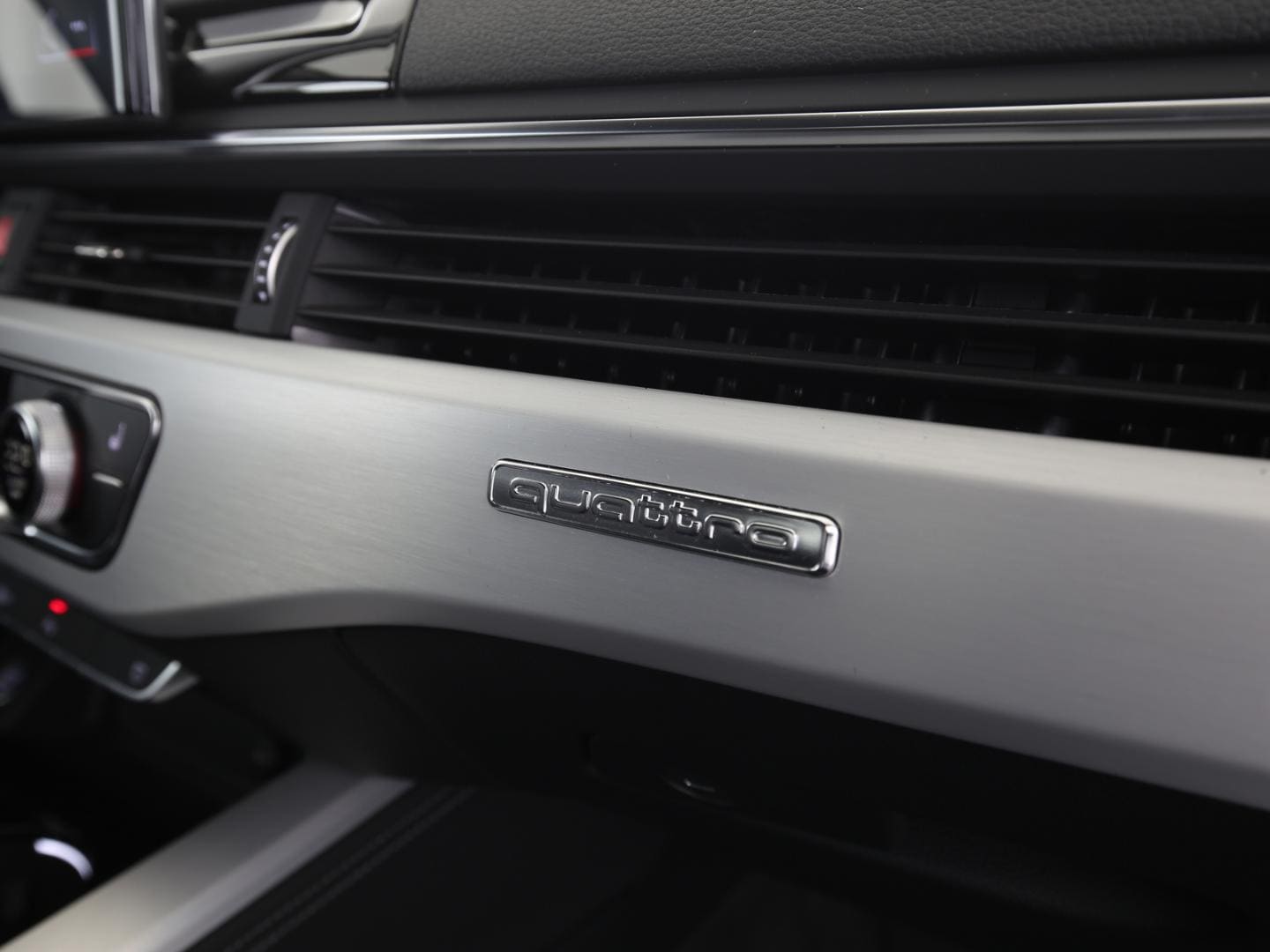 Bild über Audi A4 Limousine S line 45 TFSI quattro S tronic - für weitere Informationen kontaktieren Sie den Audi Partner