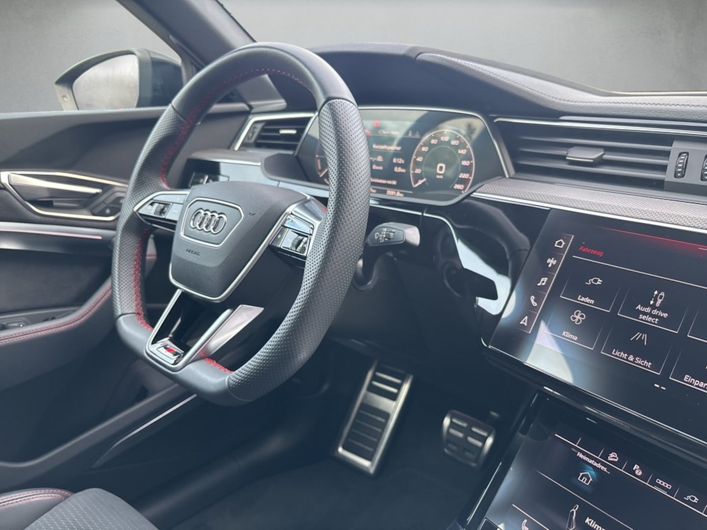 Bild über Audi Q8 Sportback e-tron S line 55 e-tron quattro - für weitere Informationen kontaktieren Sie den Audi Partner