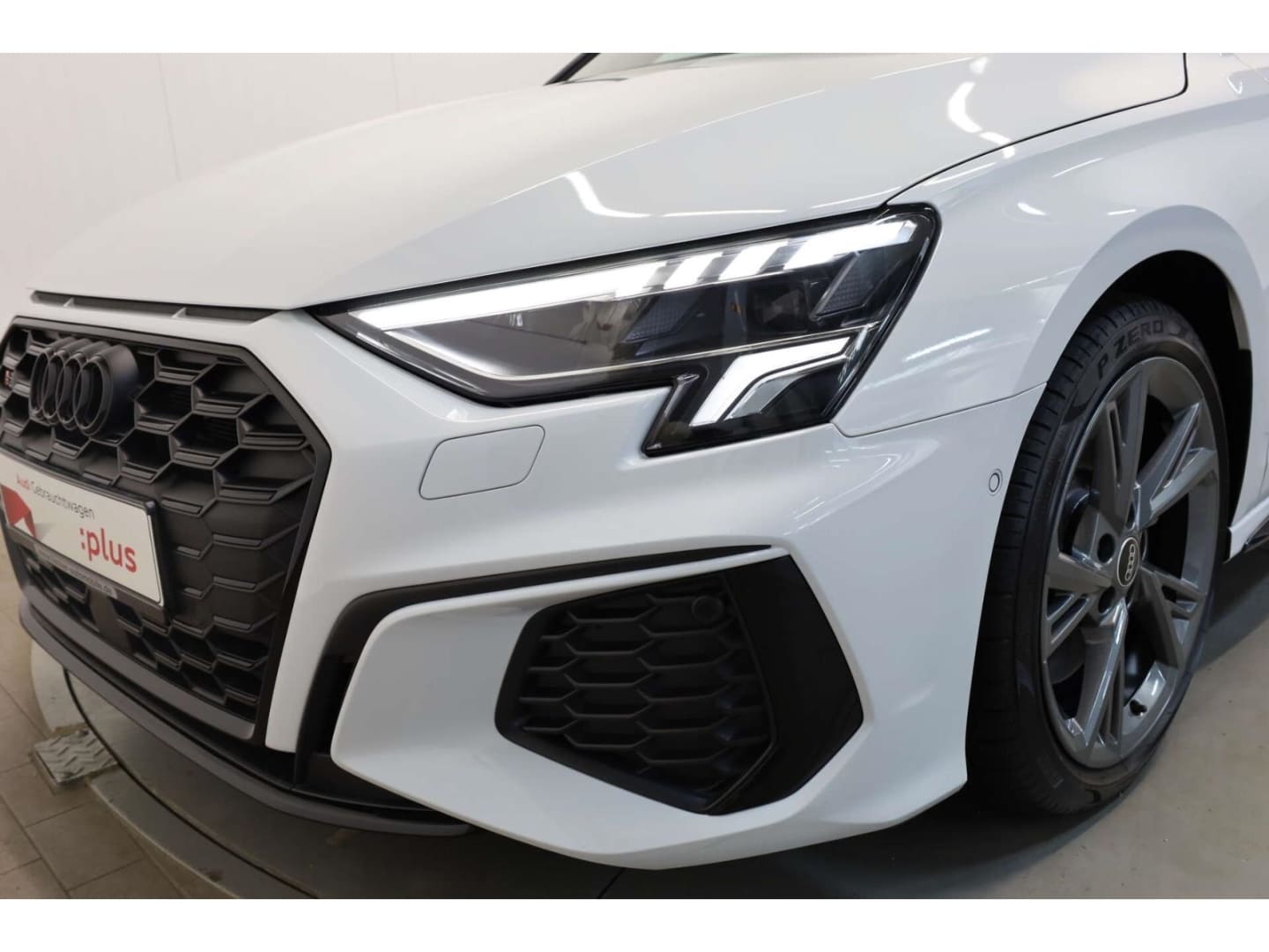 Bild über Audi S3 Limousine TFSI quattro S tronic - für weitere Informationen kontaktieren Sie den Audi Partner