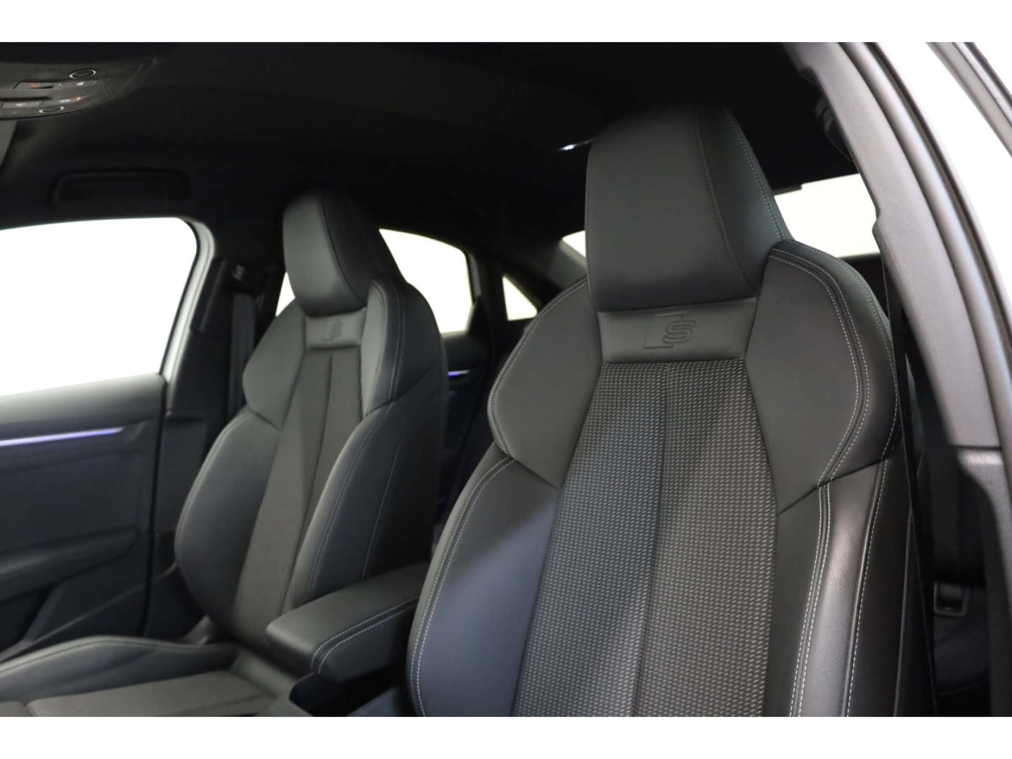 Bild über Audi S3 Limousine TFSI quattro S tronic - für weitere Informationen kontaktieren Sie den Audi Partner