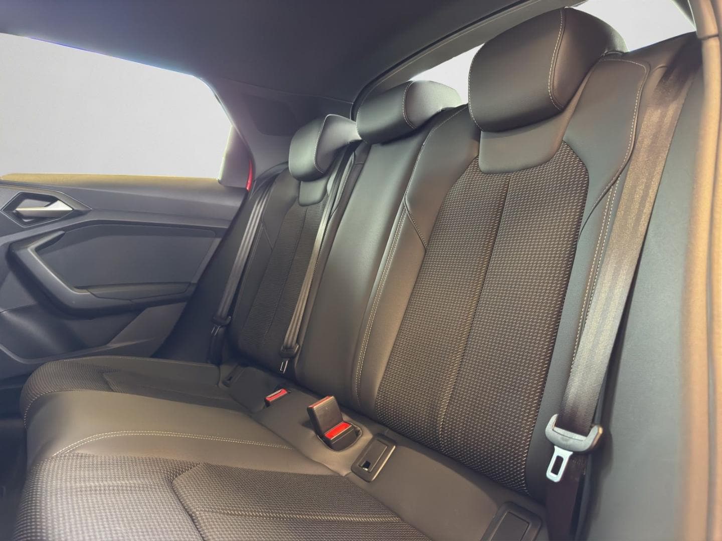 Bild über Audi A1 Sportback S line 30 TFSI S tronic - für weitere Informationen kontaktieren Sie den Audi Partner