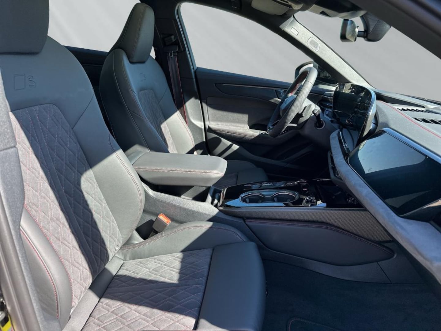 Bild über Audi A6 Avant TFSI quattro 270 kW S tronic - für weitere Informationen kontaktieren Sie den Audi Partner