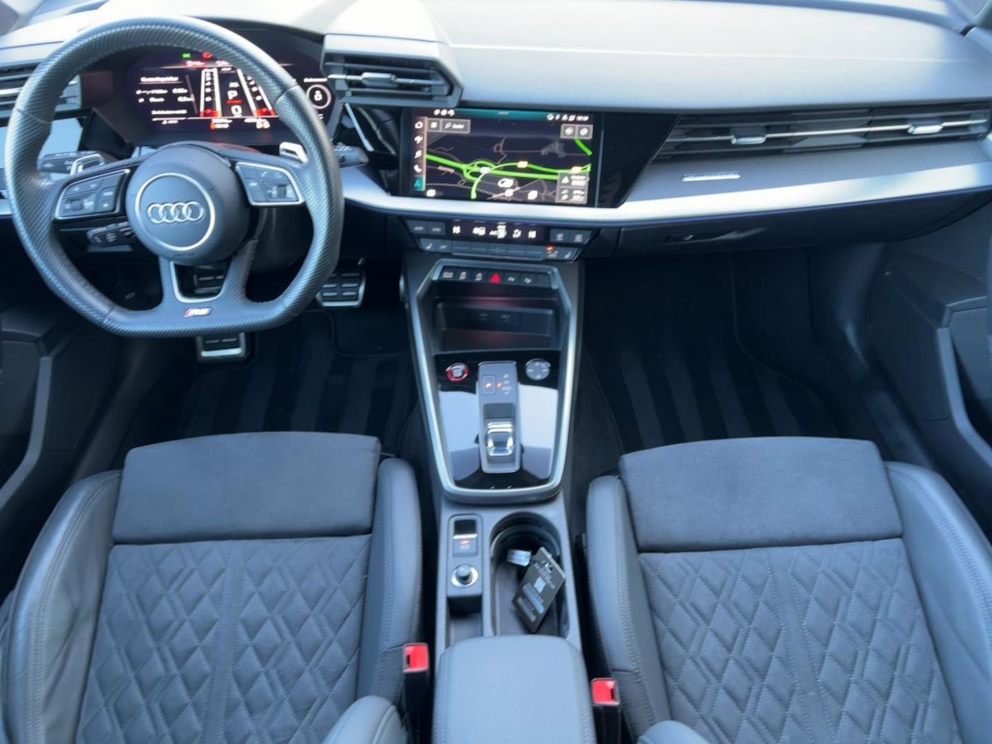 Bild über Audi RS 3 Sportback TFSI quattro S tronic - für weitere Informationen kontaktieren Sie den Audi Partner