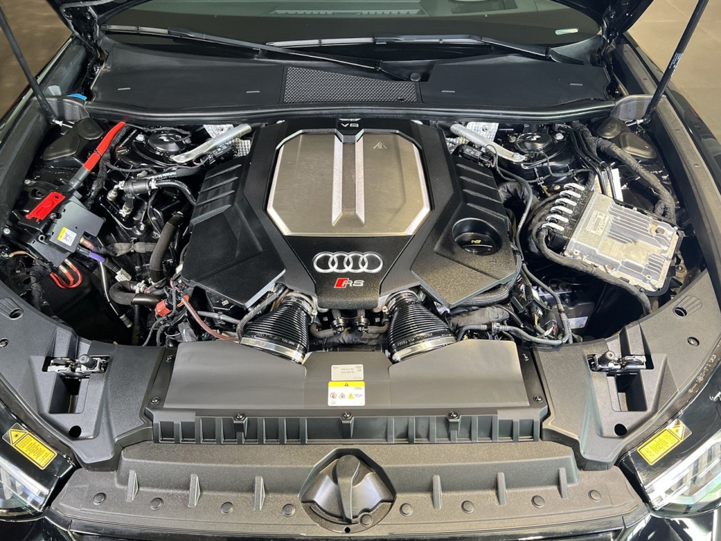 Bild über Audi RS 6 Avant TFSI quattro tiptronic - für weitere Informationen kontaktieren Sie den Audi Partner