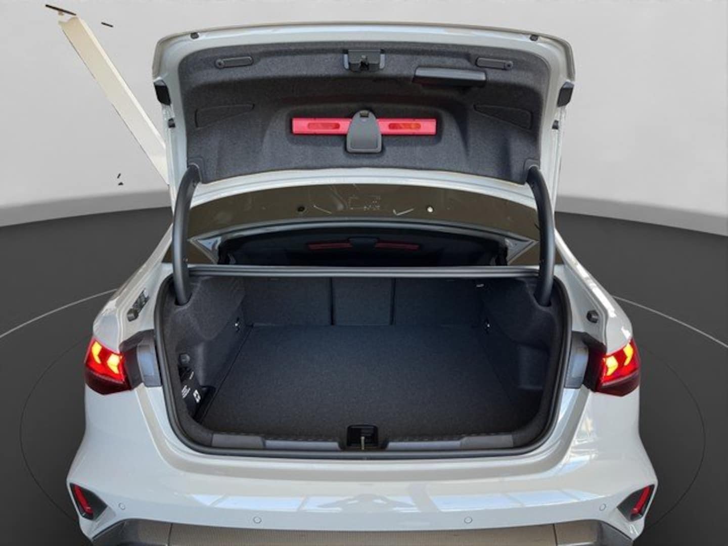Bild über Audi RS 3 Limousine TFSI quattro S tronic - für weitere Informationen kontaktieren Sie den Audi Partner