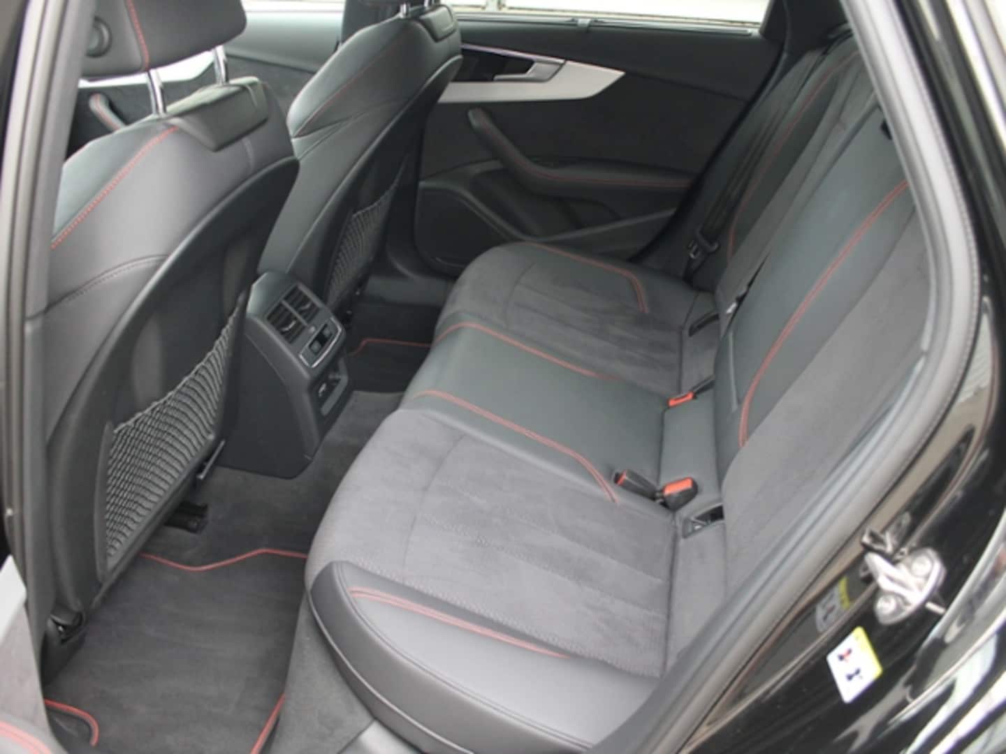 Bild über Audi A4 Avant S line 40 TDI S tronic - für weitere Informationen kontaktieren Sie den Audi Partner