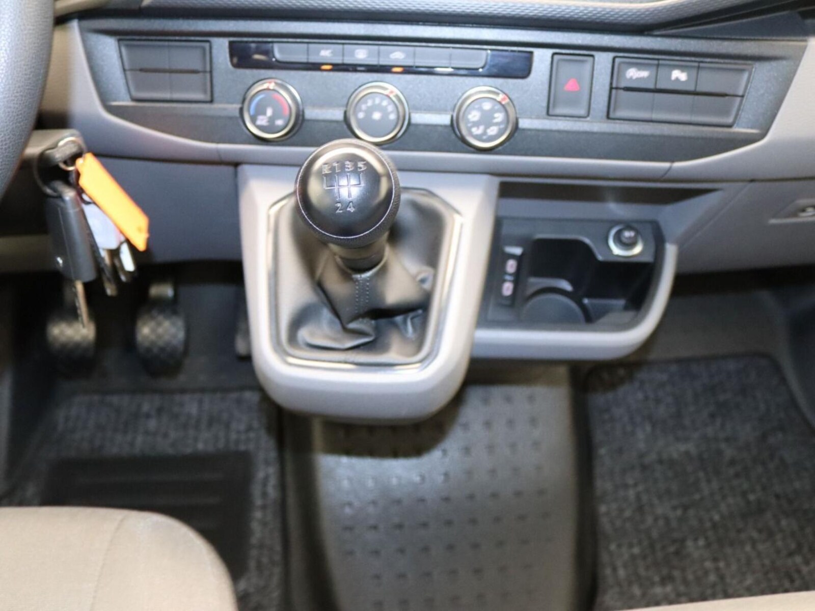 Volkswagen T6.1 Transporter Kombi kurzer Radstand – Bild 11