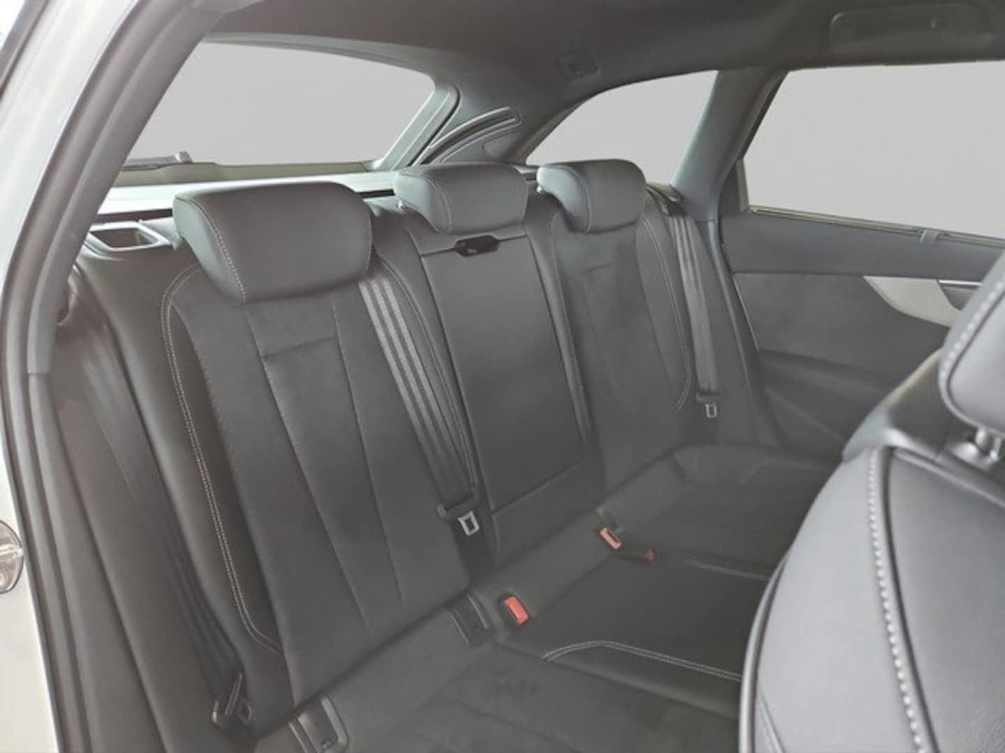 Bild über Audi A4 Avant S line 40 TFSI S tronic - für weitere Informationen kontaktieren Sie den Audi Partner