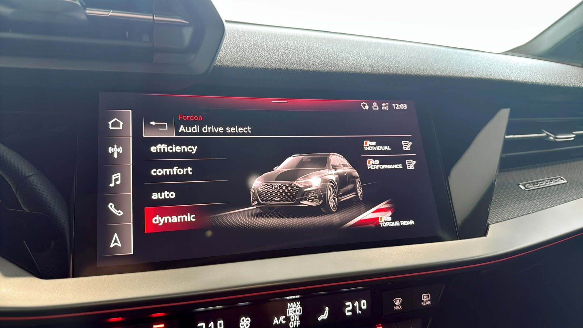 Bild som visar&nbsp;Audi RS 3 Sportback&nbsp;RS 3 Sportback 400 hk S tronic - för mer information kontakta din Audi Partner