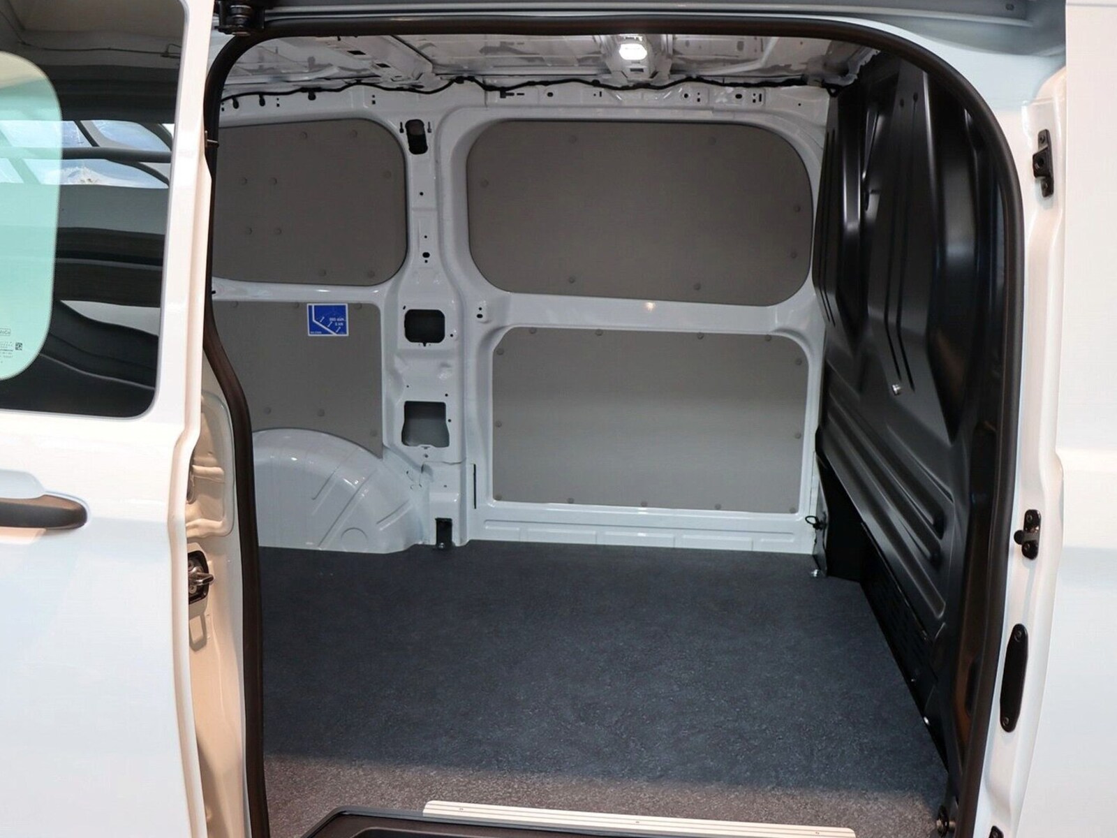 Volkswagen Transporter Kasten kurzer Radstand – Bild 5