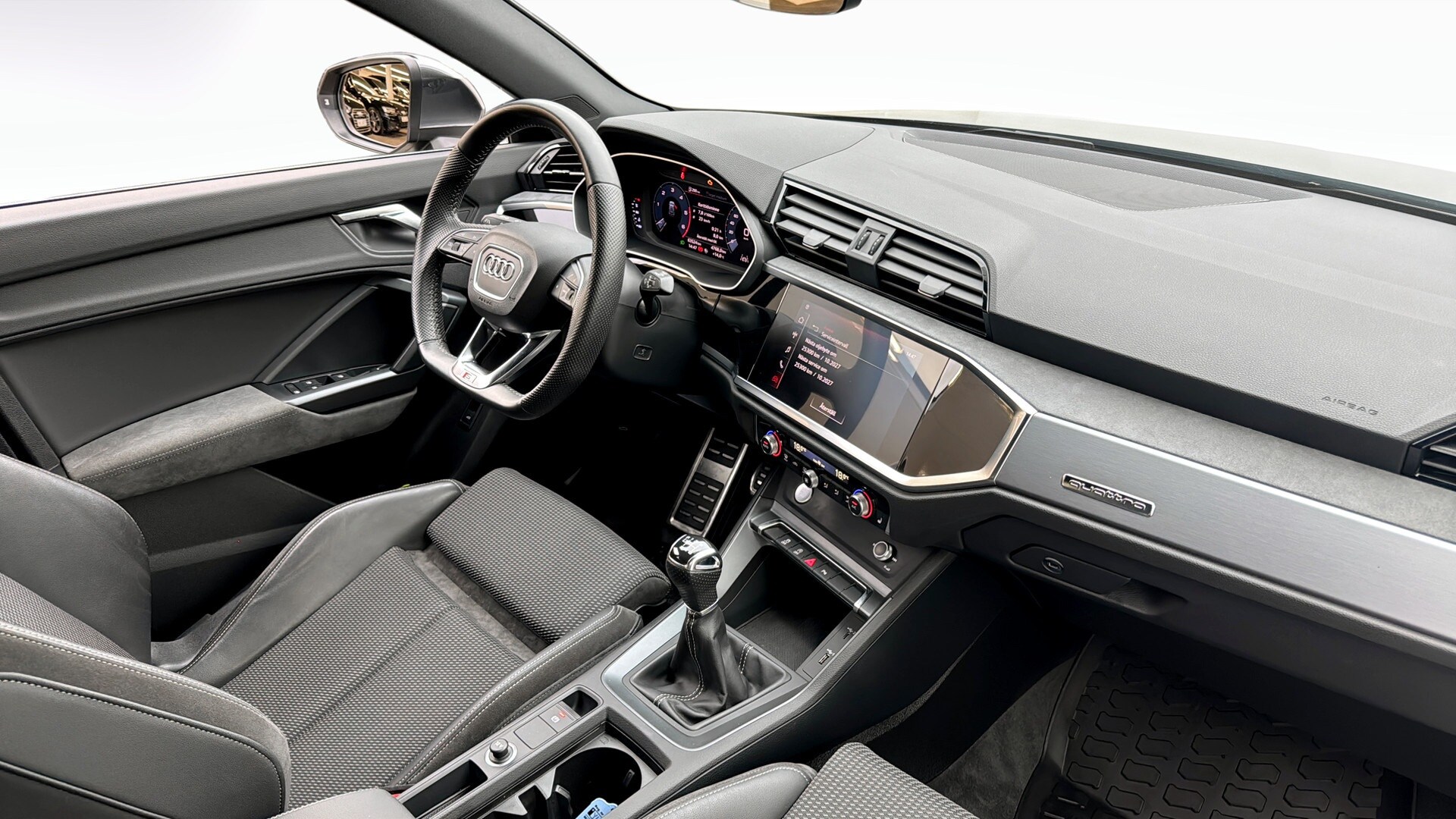 Bild som visar&nbsp;Audi Q3&nbsp;Q3 35 TDI quattro S line 150 hk 6-växlad - för mer information kontakta din Audi Partner