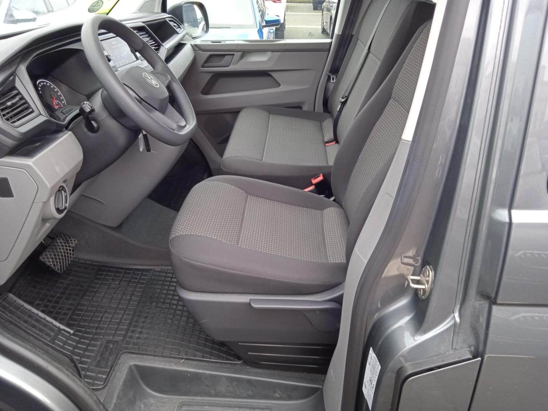 Volkswagen Caravelle 6.1 długi roztaw osi S