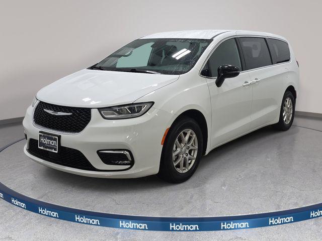 2025 Chrysler Pacifica Select's photo