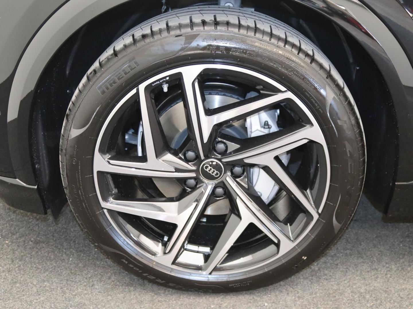 Bild über Audi Q6 SUV e-tron S line business e-tron quattro 315 kW - für weitere Informationen kontaktieren Sie den Audi Partner