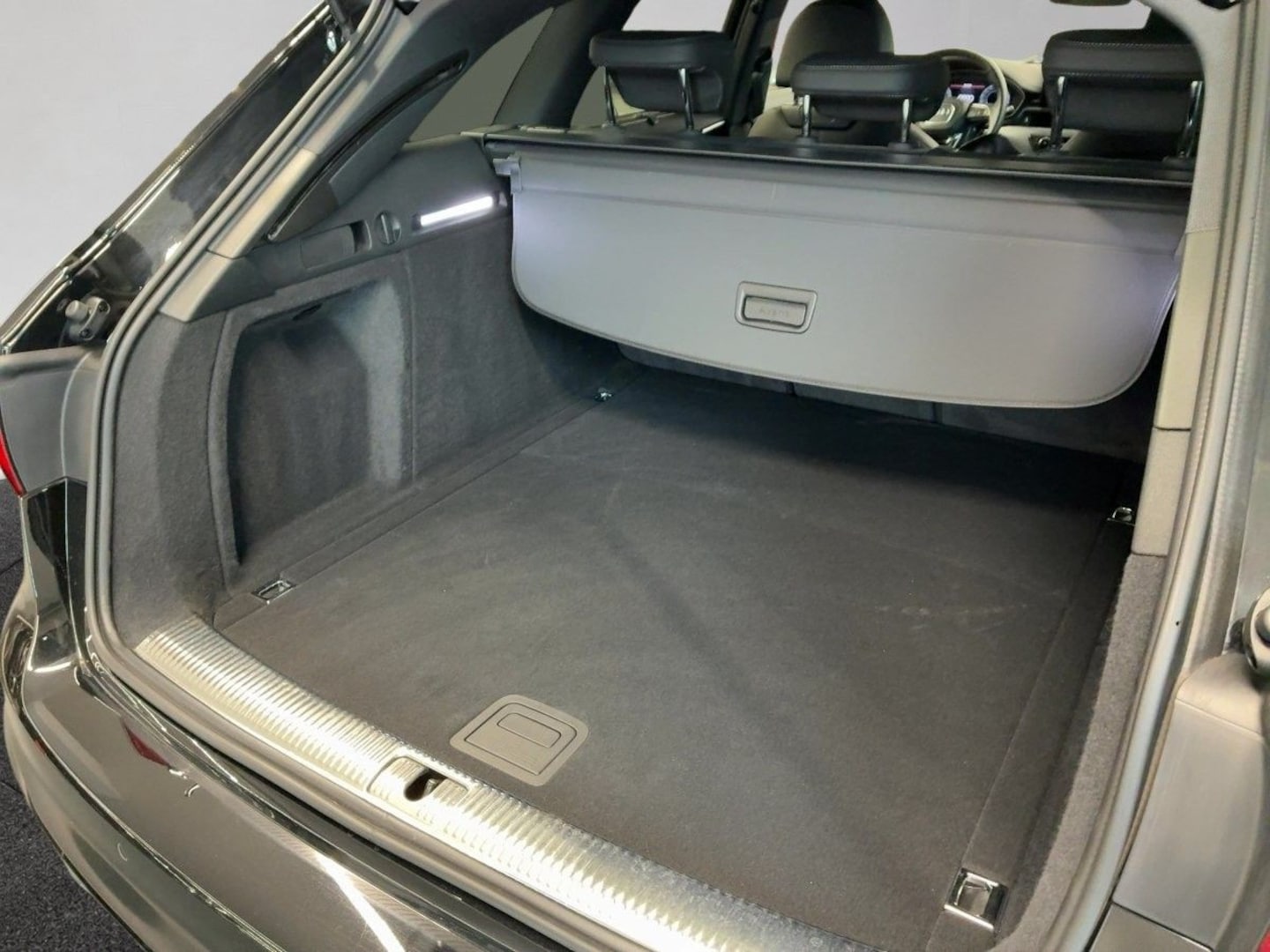 Bild über Audi A4 Avant S line 40 TFSI S tronic - für weitere Informationen kontaktieren Sie den Audi Partner