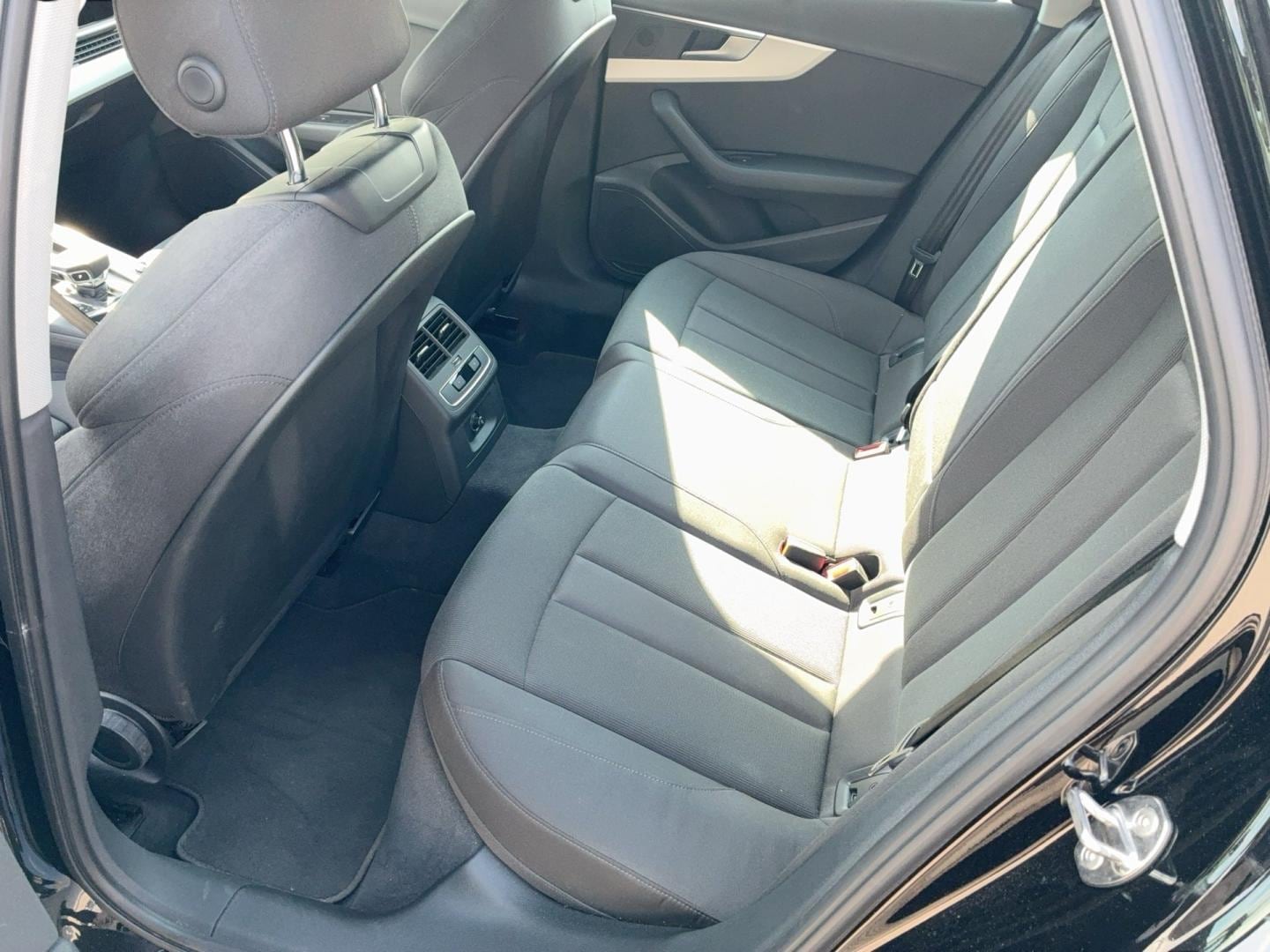 Bild über Audi A4 Avant 40 TDI S tronic - für weitere Informationen kontaktieren Sie den Audi Partner