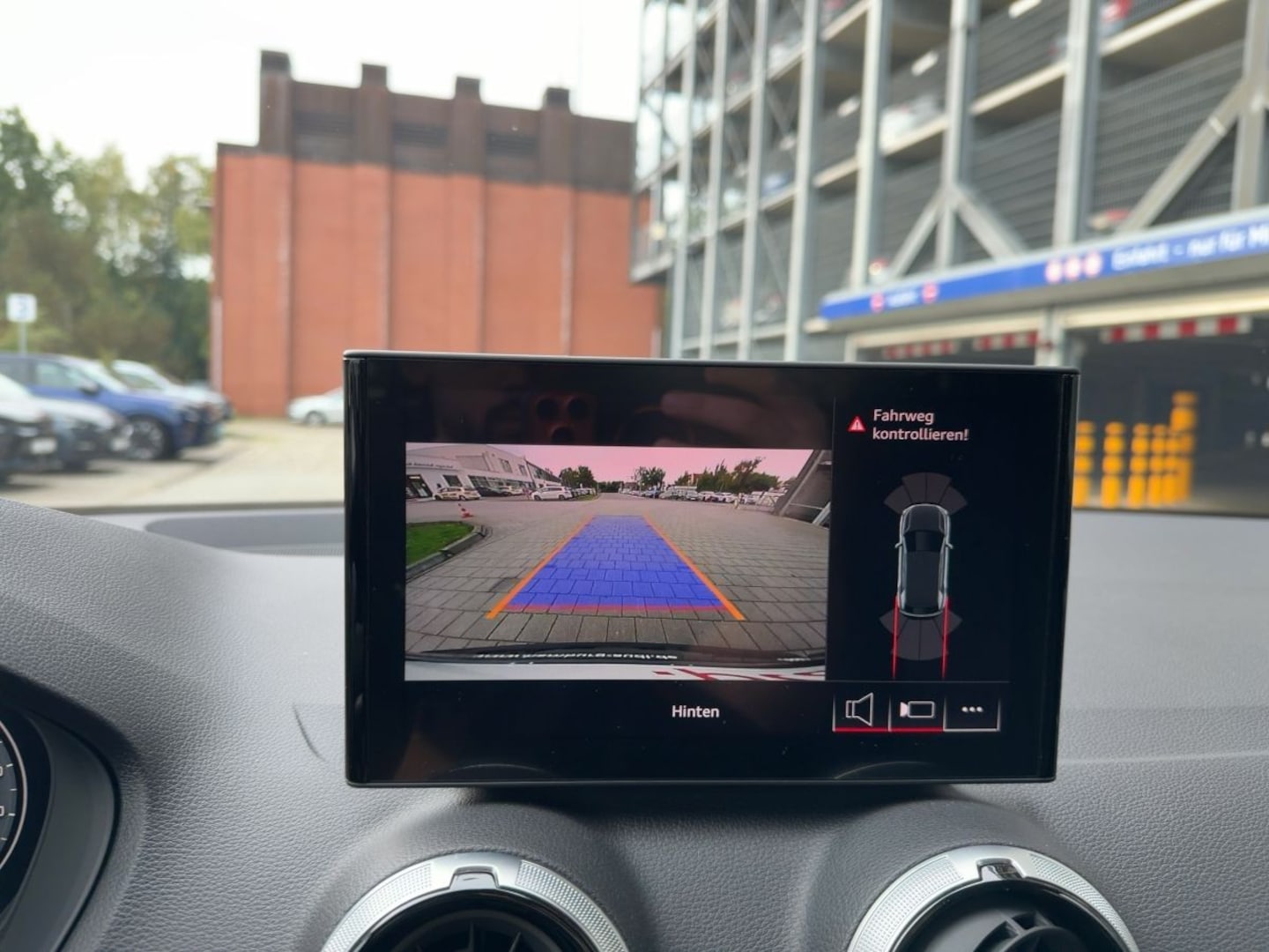 Bild über Audi Q2 advanced 35 TFSI S tronic - für weitere Informationen kontaktieren Sie den Audi Partner