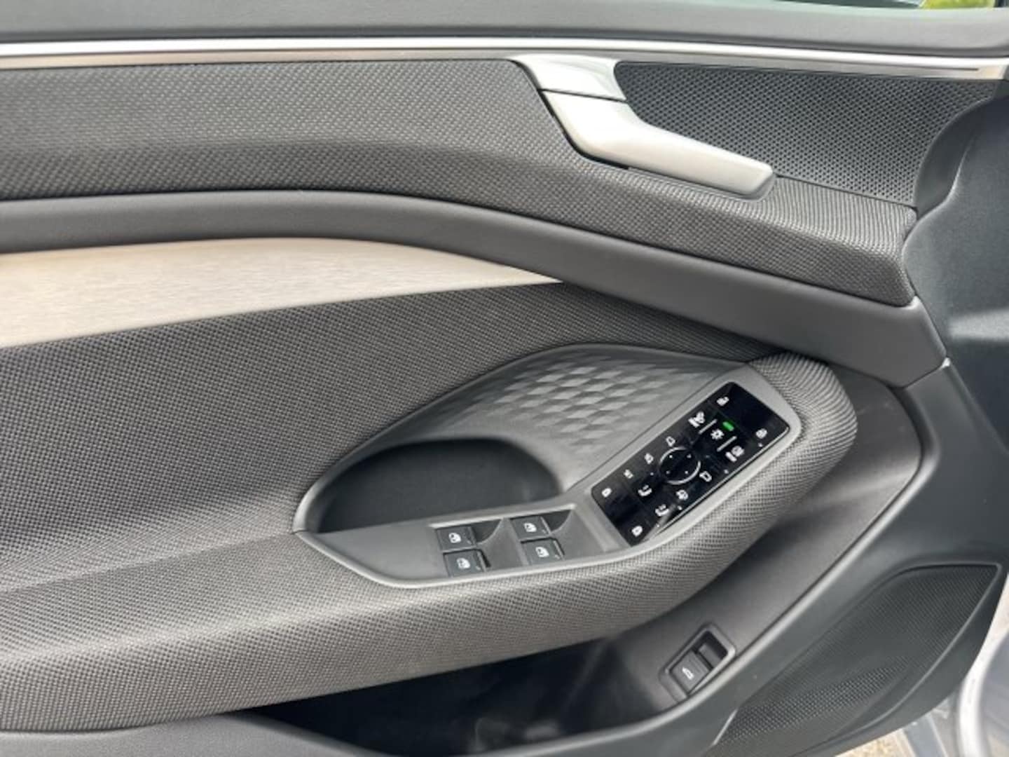 Bild über Audi A6 Avant TDI quattro 150 kW S tronic - für weitere Informationen kontaktieren Sie den Audi Partner