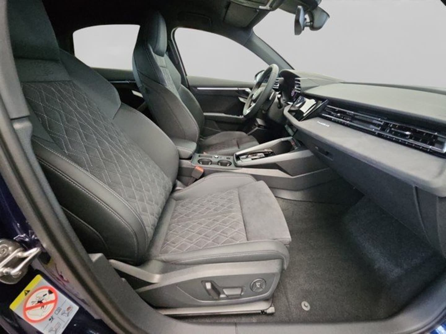Bild über Audi S3 Limousine TFSI quattro S tronic - für weitere Informationen kontaktieren Sie den Audi Partner