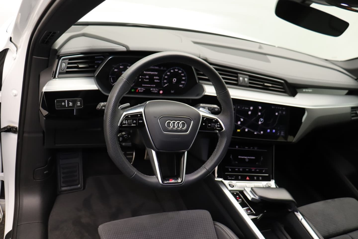 Bild über Audi Q8 e-tron S line 50 e-tron quattro - für weitere Informationen kontaktieren Sie den Audi Partner