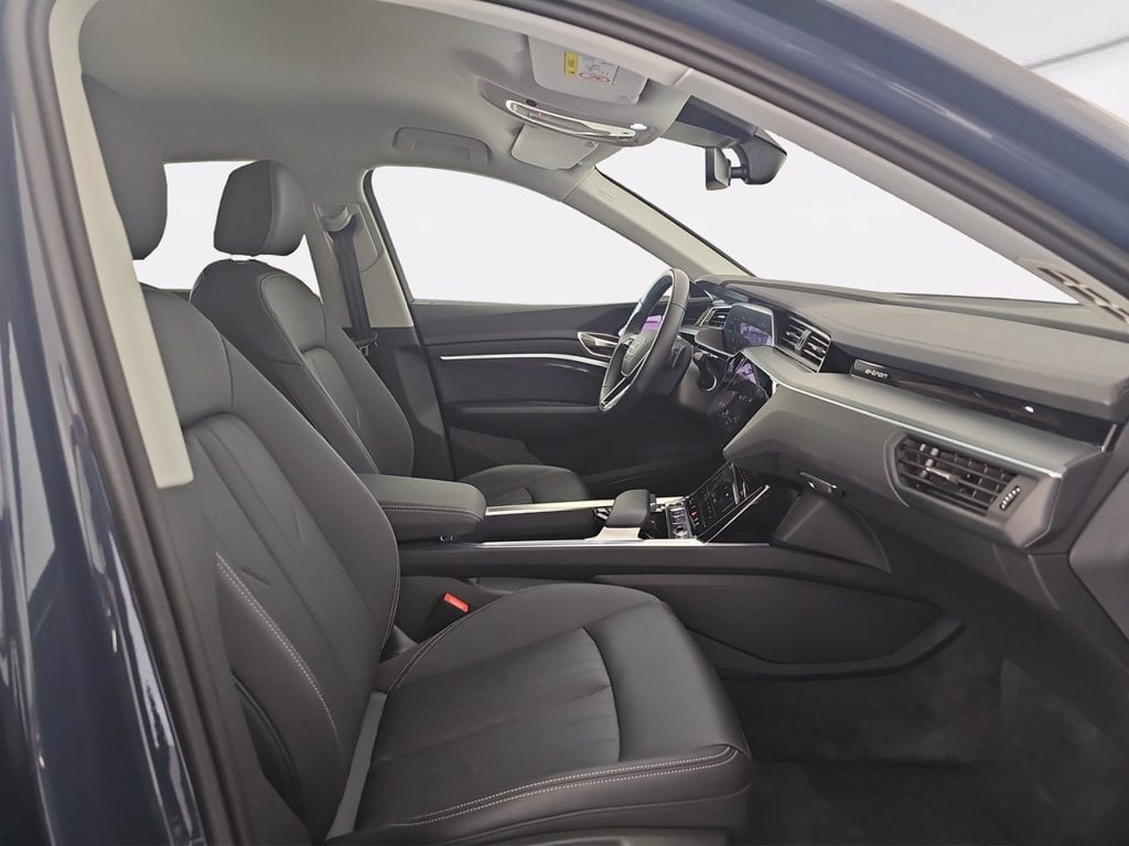 Immagine di Audi Q8 Sportback e-tron 55 e-tron quattro 300,00 kW - Vista: for more details contact your dealer