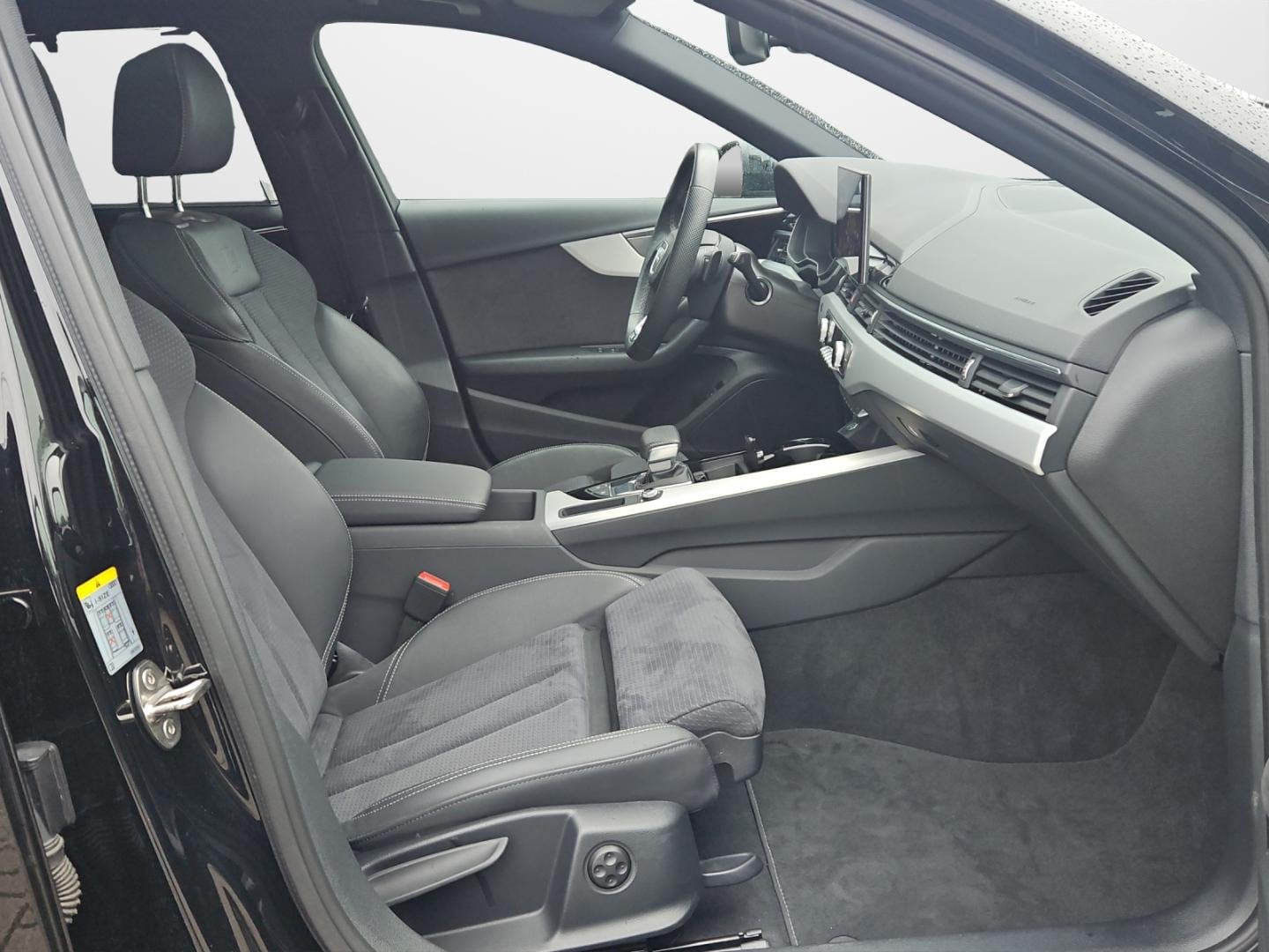 Bild über Audi A4 Avant S line 40 TFSI S tronic - für weitere Informationen kontaktieren Sie den Audi Partner