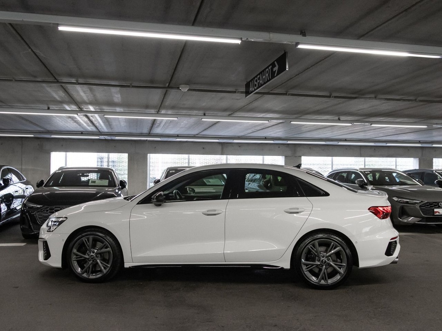 Bild über Audi S3 Limousine TFSI quattro S tronic - für weitere Informationen kontaktieren Sie den Audi Partner