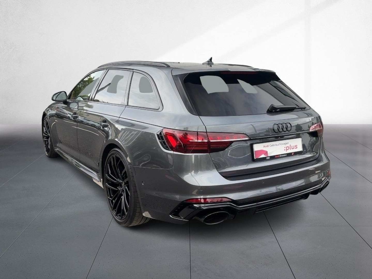 Bild über Audi RS 4 Avant TFSI quattro tiptronic - für weitere Informationen kontaktieren Sie den Audi Partner