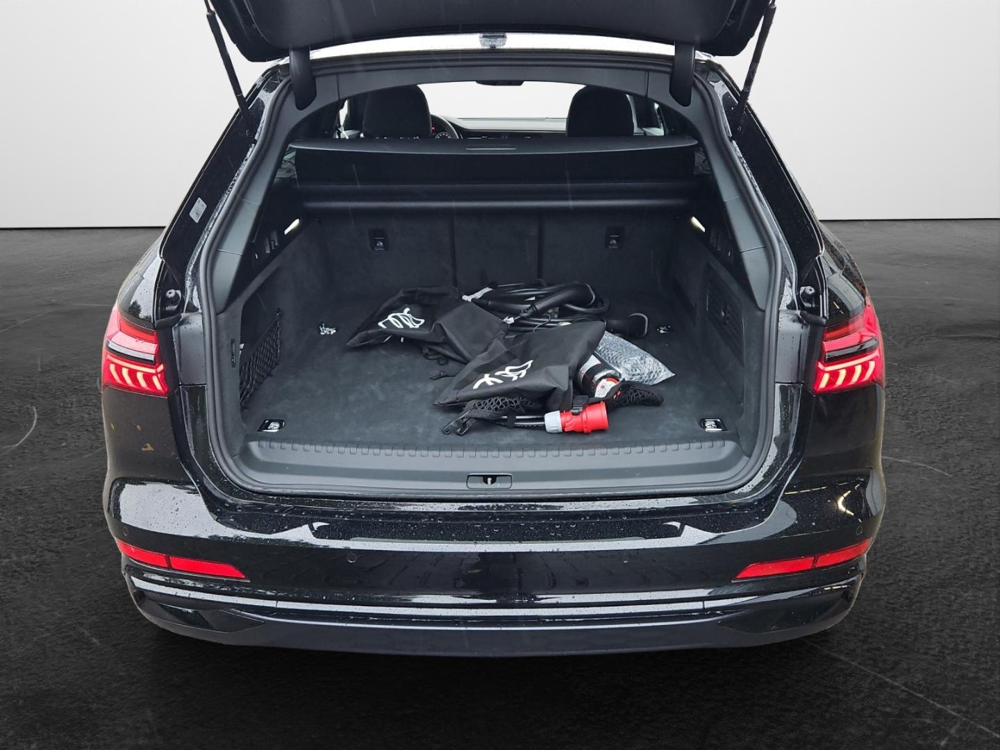 Bild über Audi A6 Avant TFSI e S line 55 TFSI e quattro S tronic - für weitere Informationen kontaktieren Sie den Audi Partner