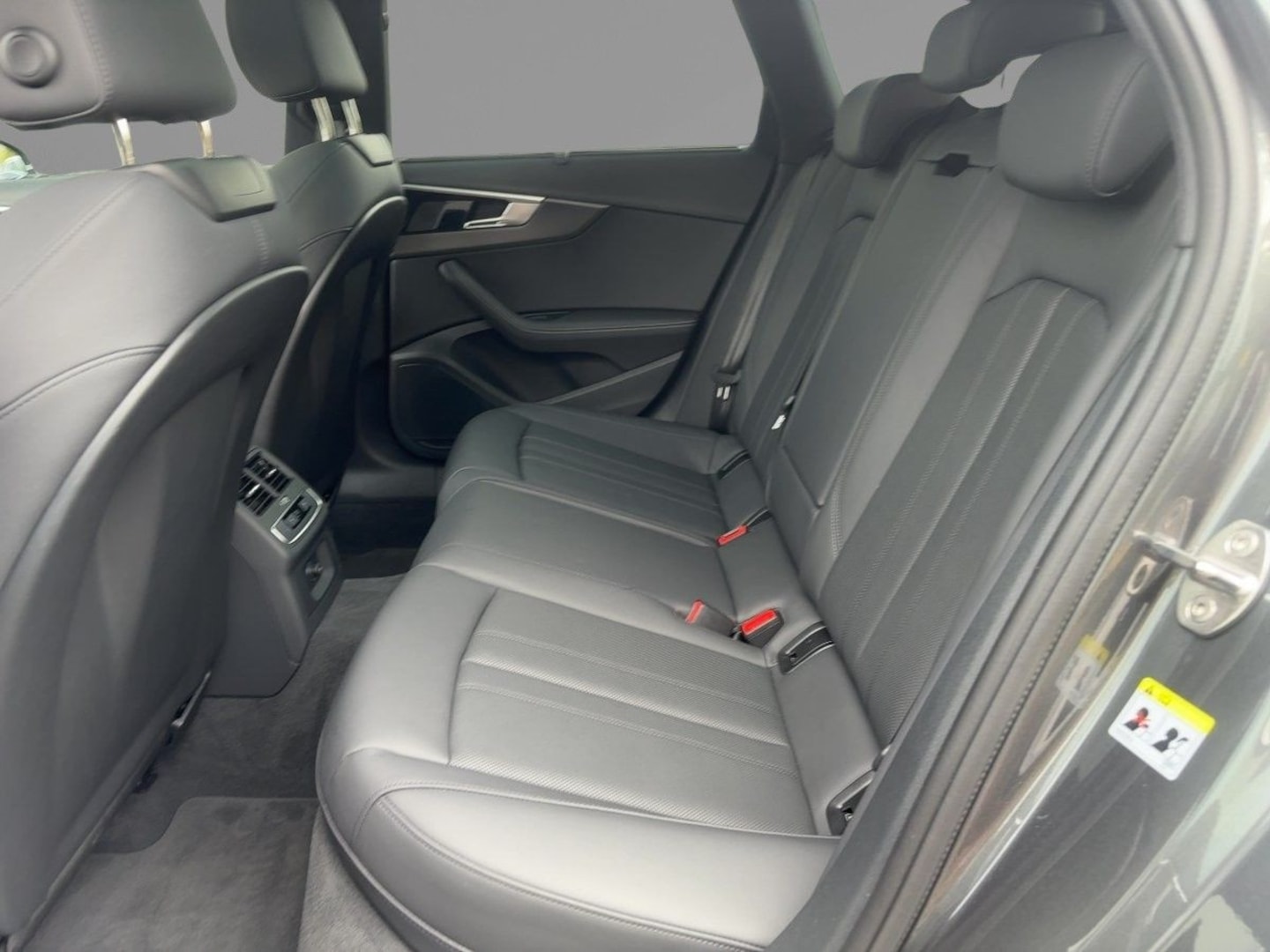 Bild über Audi RS 4 Avant TFSI quattro tiptronic - für weitere Informationen kontaktieren Sie den Audi Partner