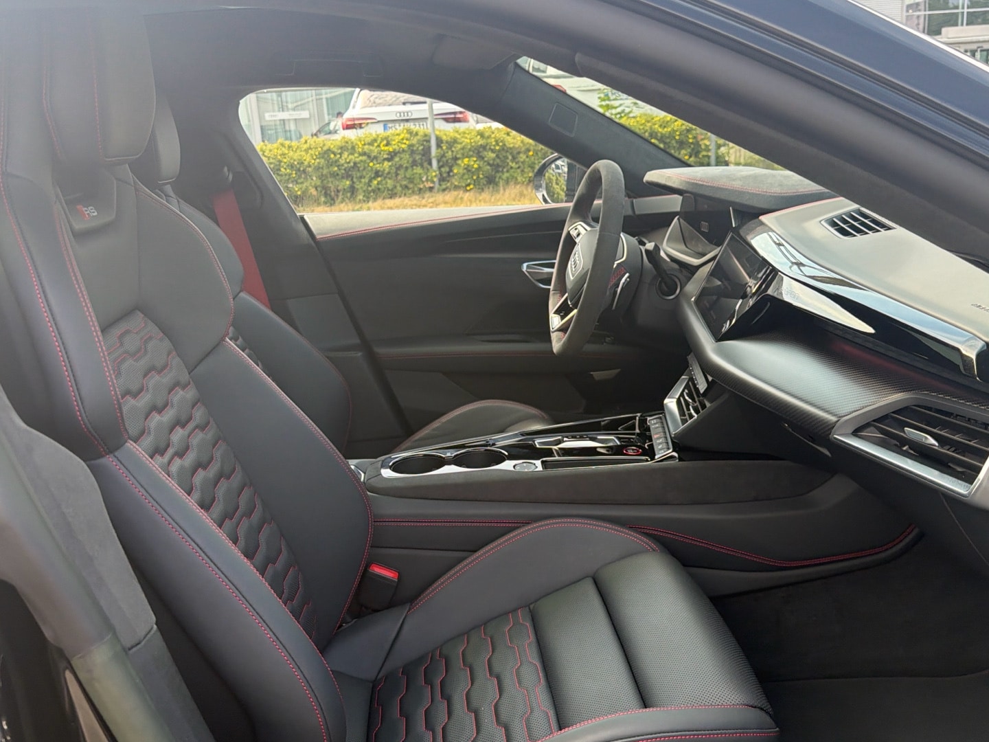 Bild über Audi RS e-tron GT e-tron quattro - für weitere Informationen kontaktieren Sie den Audi Partner
