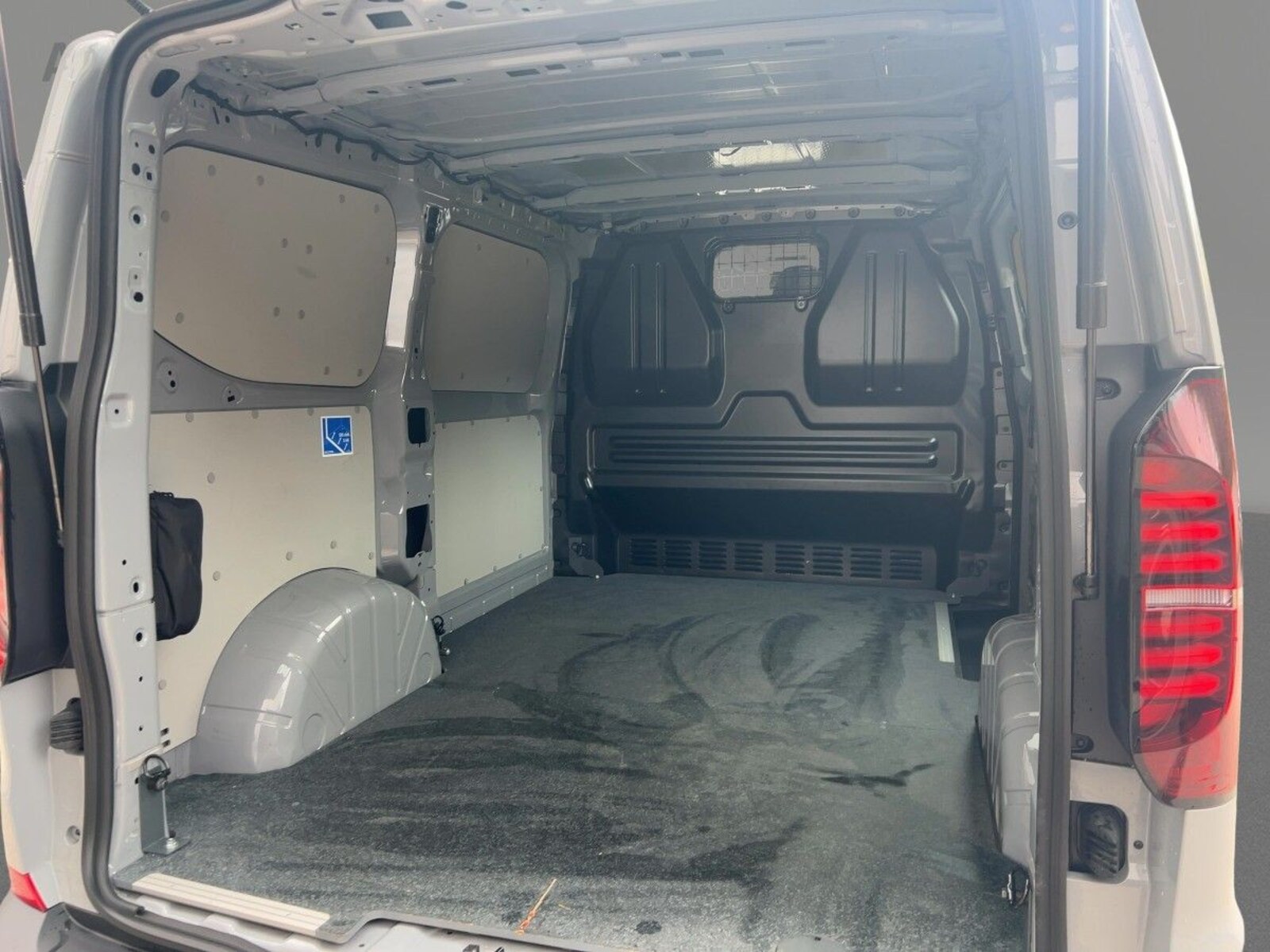 Volkswagen Transporter Kasten kurzer Radstand – Bild 5